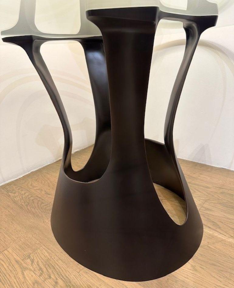 Organico ed elementare, il tavolo Gunsight in bronzo fuso offre un convincente contrappunto alle geometrie rigide di una stanza.