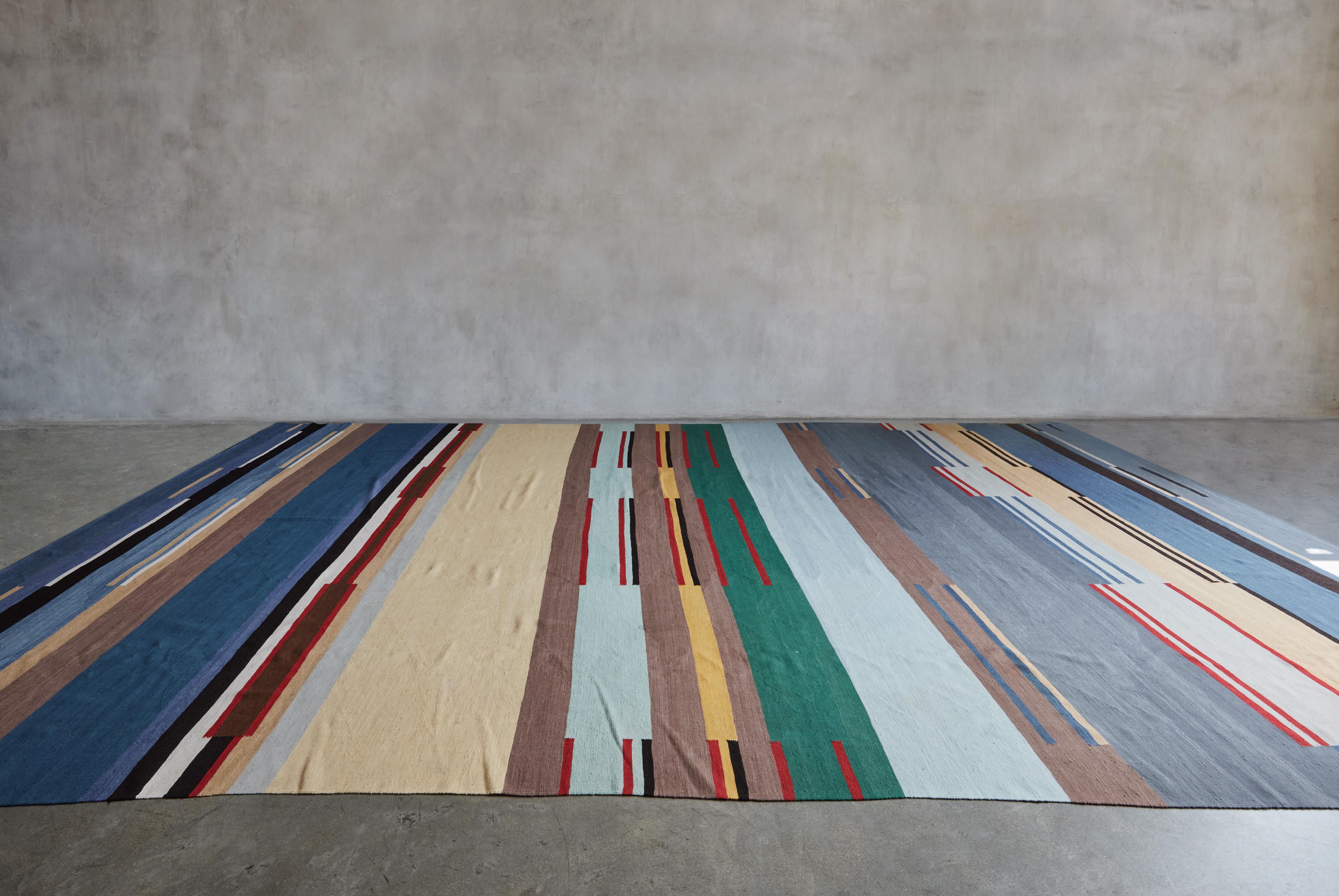 Tapis Flatweave noué et tissé à la main par Gunta Stölzl pour Christopher Farr. 444 12'9