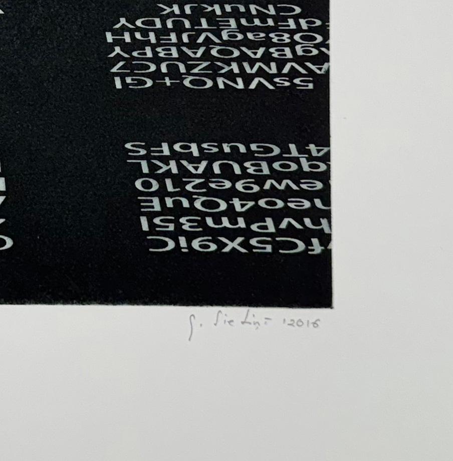Le illusioni e i riflessi nelle stampe di Sietins spesso portano M.C. I. M. Mi viene in mente Escher, ma le sue stampe hanno un'impronta tutta loro. I numeri si riflettono nella sfera, insieme all'immagine surreale di una finestra che si apre su un