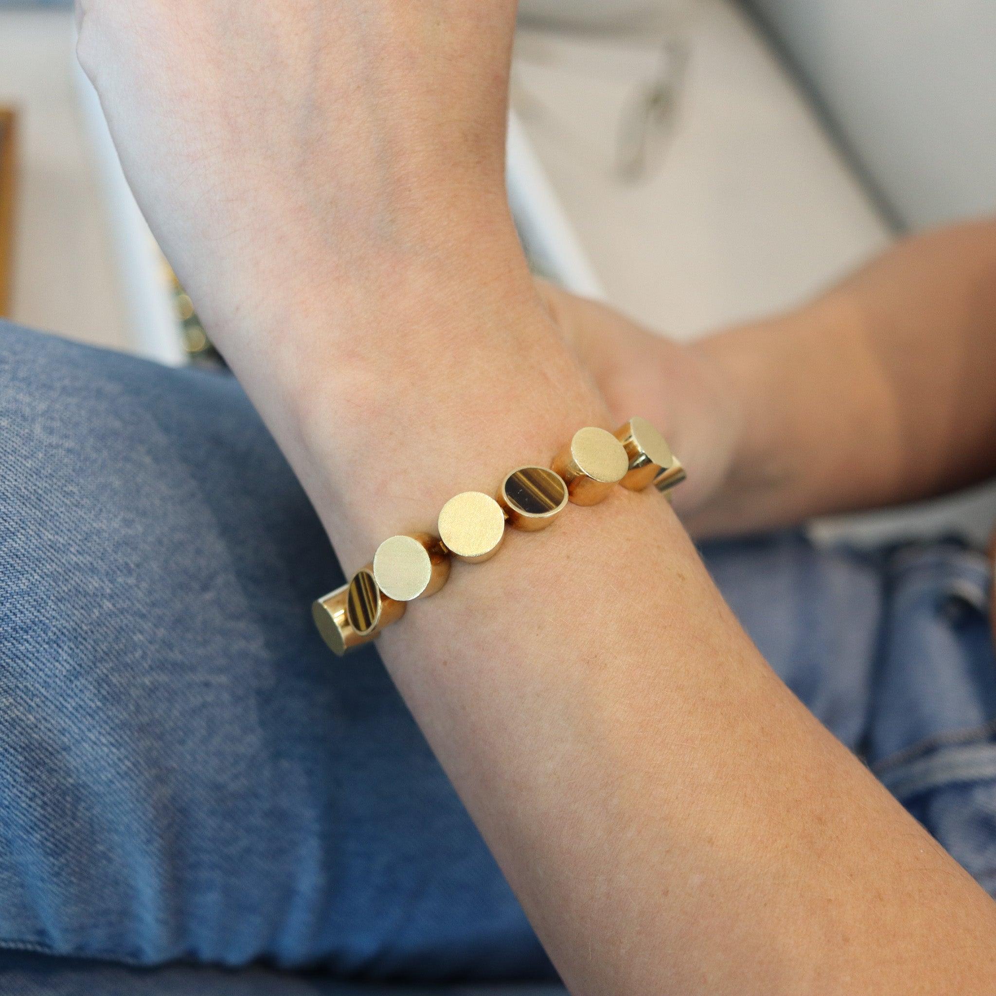 Un bracelet moderniste conçu par Gunter Emil Krauss.

Ce fabuleux bracelet a été réalisé au début des années 1970 en or jaune massif de 18 carats avec une délicate finition brossée. Conçu et réalisé par Gunter Krauss, Allemagne-Suisse. Ce bracelet