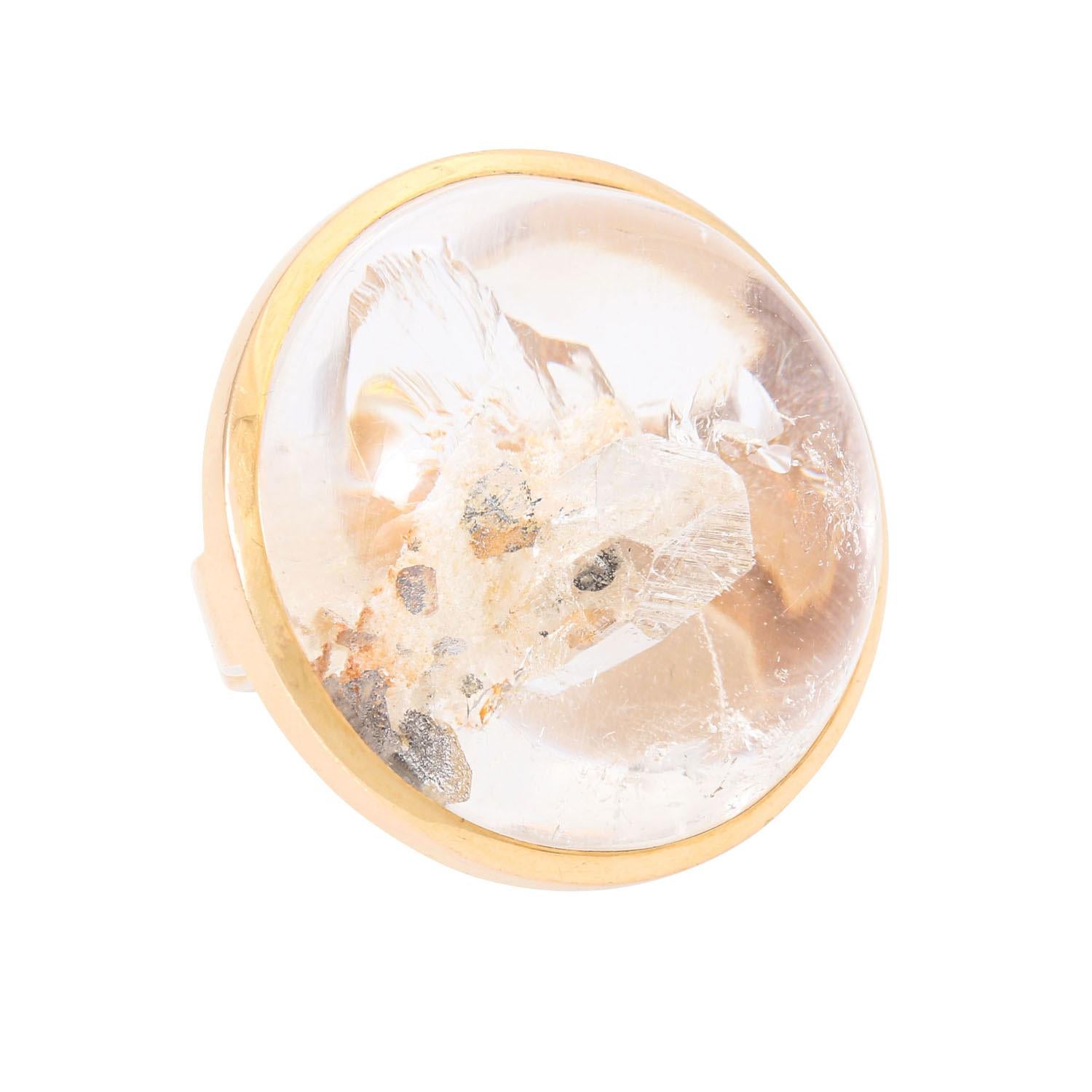 Runder Cabochon D: 3,3 cm mit der geteilten Bergkristall-Ebene, GG 18k, 52,3 g, RW: 56, 20./21. Jahrhundert, deutliche Tragespuren, gepunzte GK, äußerst solide schöne Handarbeit.

 Günter Krauss Ring mit außergewöhnlichem Bergkristall, runder