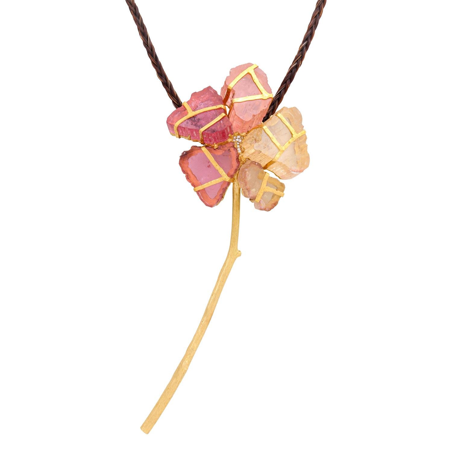 in Form einer Blume, besetzt mit Morganit, an geflochtener Kette mit Bajonettverschluss, GG 18K, 85,7g, L: 42cm, NP.: ca. €8.800, 21. Jahrhundert, sehr guter Zustand. Außergewöhnliches Schmuckstück.
