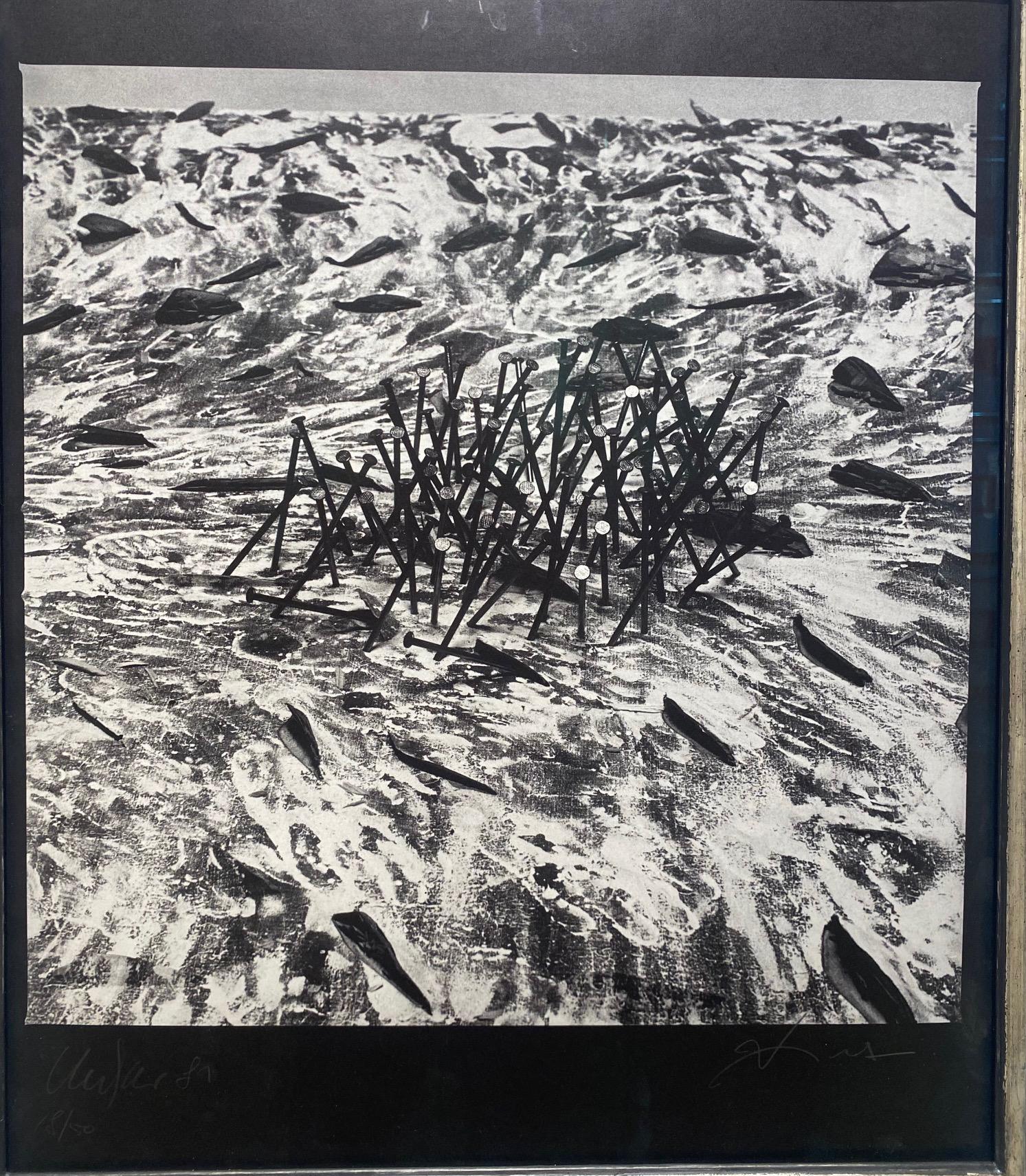 "1981" ("Entwicklung Kunstwerk") è una serigrafia originale su carta giapponese fatta a mano del 1981 dell'artista tedesco di fama internazionale del gruppo ZERO Günther Uecker. Piccola edizione 50 (18/50), originariamente firmata, numerata e datata