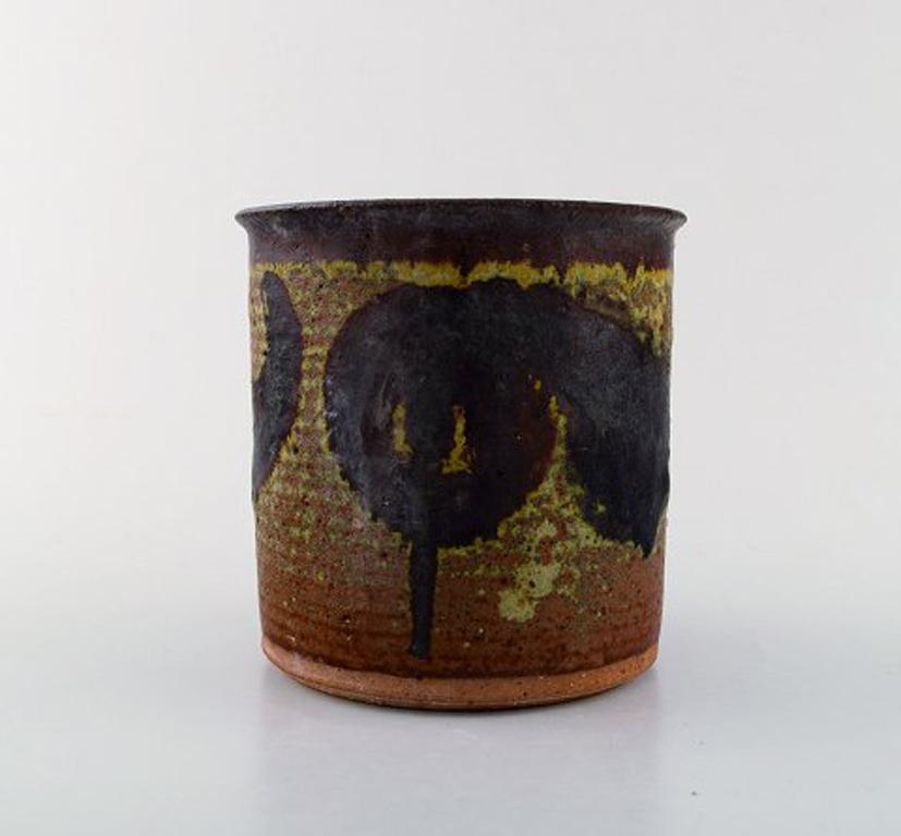 Gunver Bilde Sørensen (1931-2018). Danish ceramist. Unique ceramic jar in raku burned technique. Raw glaze in earth shades, 1960s-1970s.
In very good condition.
Signed.
Measures: 13.5 x 13 cm.
Provenance: Estate of the artist.