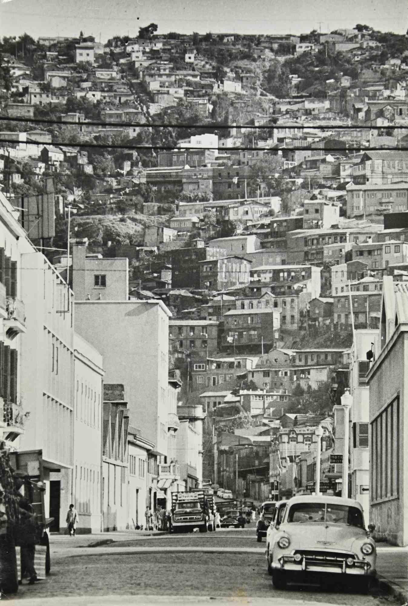 Vertical City is a black and white vintage photo, realized in Mid-20th Century, by Gunvor Betting .

Good conditions and aged.

It belongs to a historical and nostalgic album including historical moments, places, families, artworks, royal families,