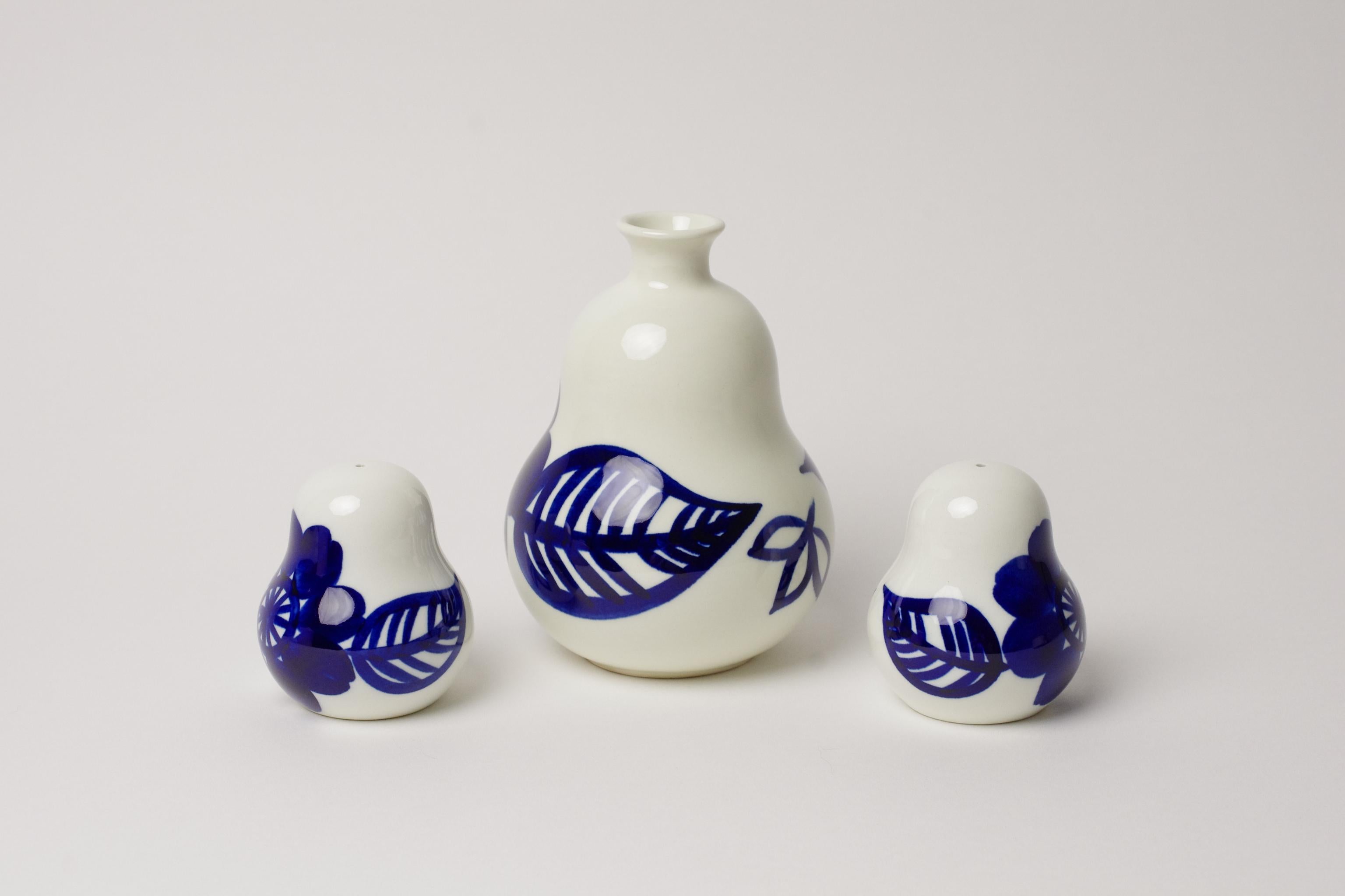 Beschreibung des Produkts:
Wir bieten hier zwei Salzstreuer und eine Vase an, die von Gunvor Olin-Grönqvist für Arabia Finland entworfen wurden. Alle drei Artikel sind Teil der Köökki - Serie, die aus weiteren Artikeln wie Schneidebrettern und