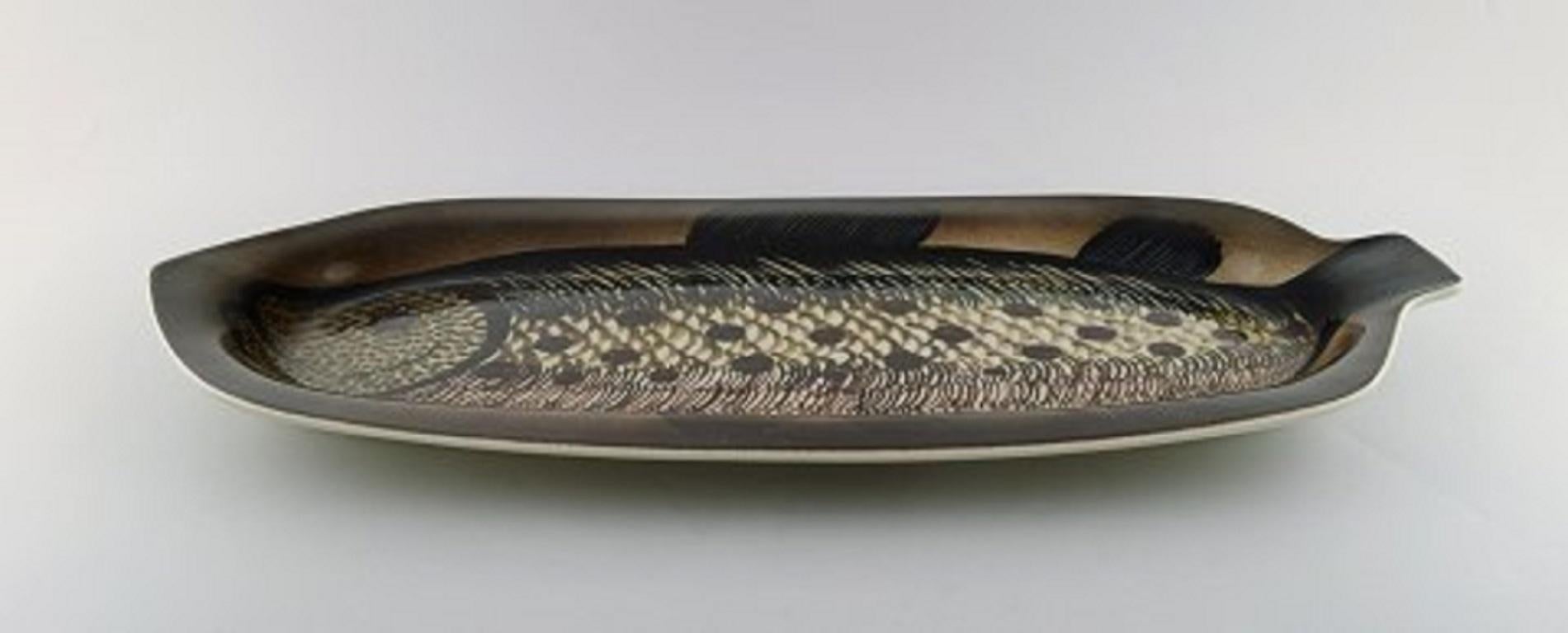 Gunvor Olin-Grönqvist for Arabia. Huge fish dish in hand painted ceramics, 1960s.
In very good condition.
Measures: 60 x 28 cm.
Signed.