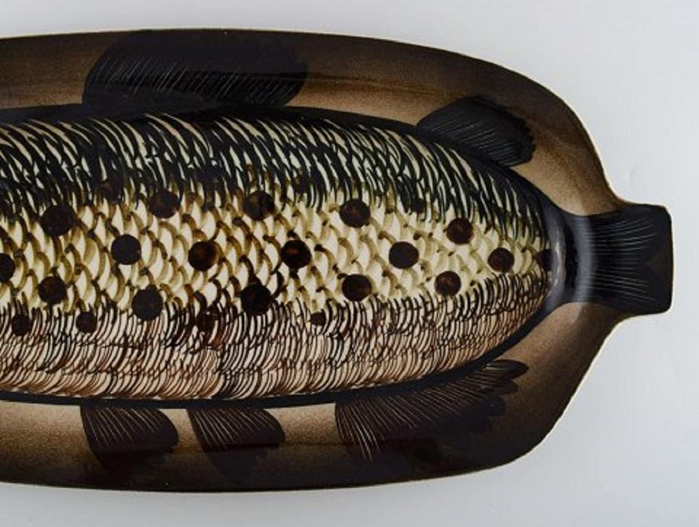 Finnish Gunvor Olin-Grönqvist for Arabia, Huge Fish Dish in Hand Painted Ceramics, 1960s For Sale