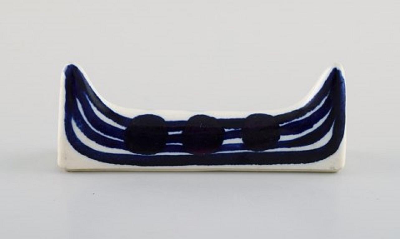 Gunvor Olin Gronqvist for Arabia. Two rare knife rests in glazed ceramics, 1960s-1970s.
Measures: 8 x 3 cm.
In very good condition.
Signed.