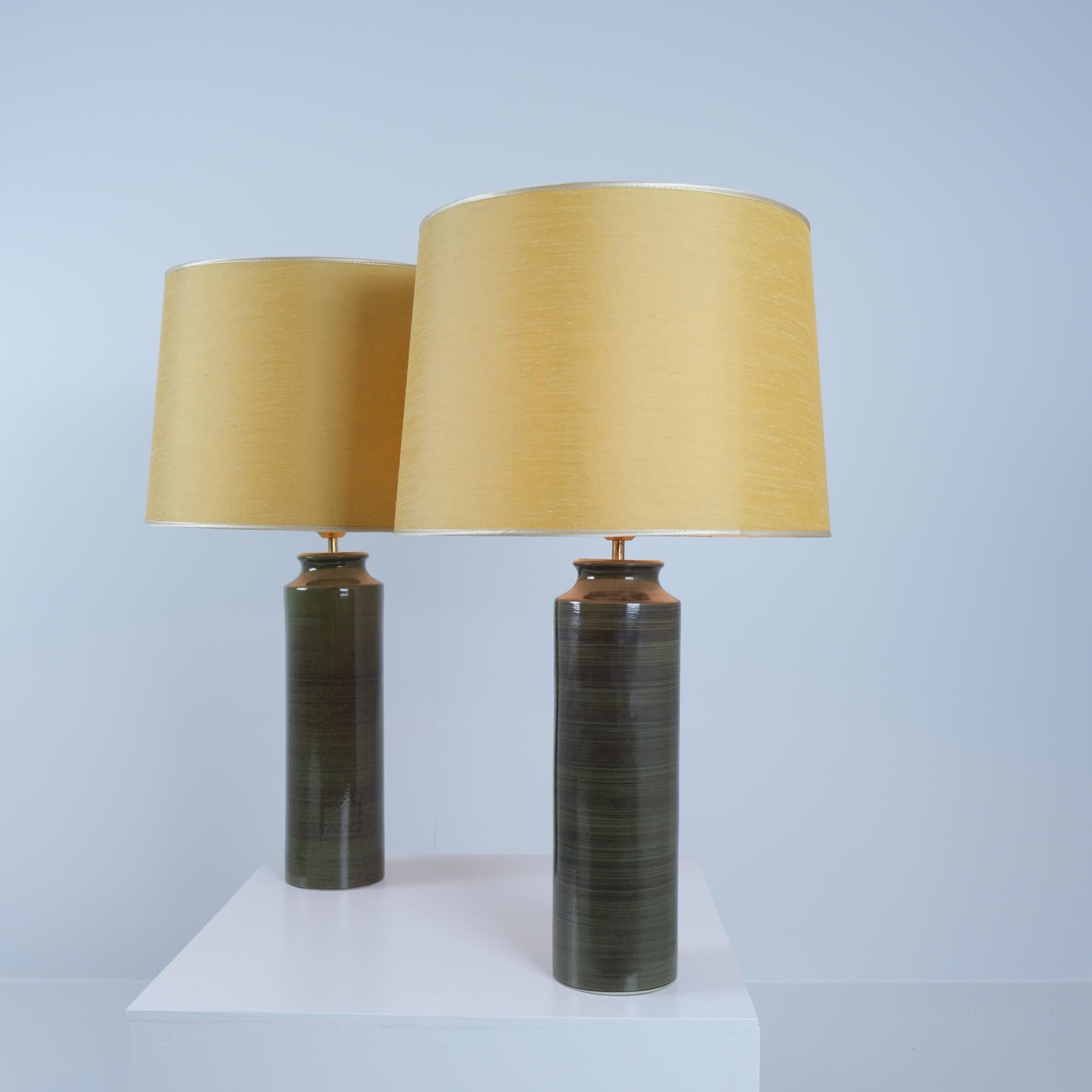 Gunvor Olin-Grönqvist Großes Paar grüner Keramiktischlampen, Arabia 1960er Jahre (Skandinavische Moderne) im Angebot