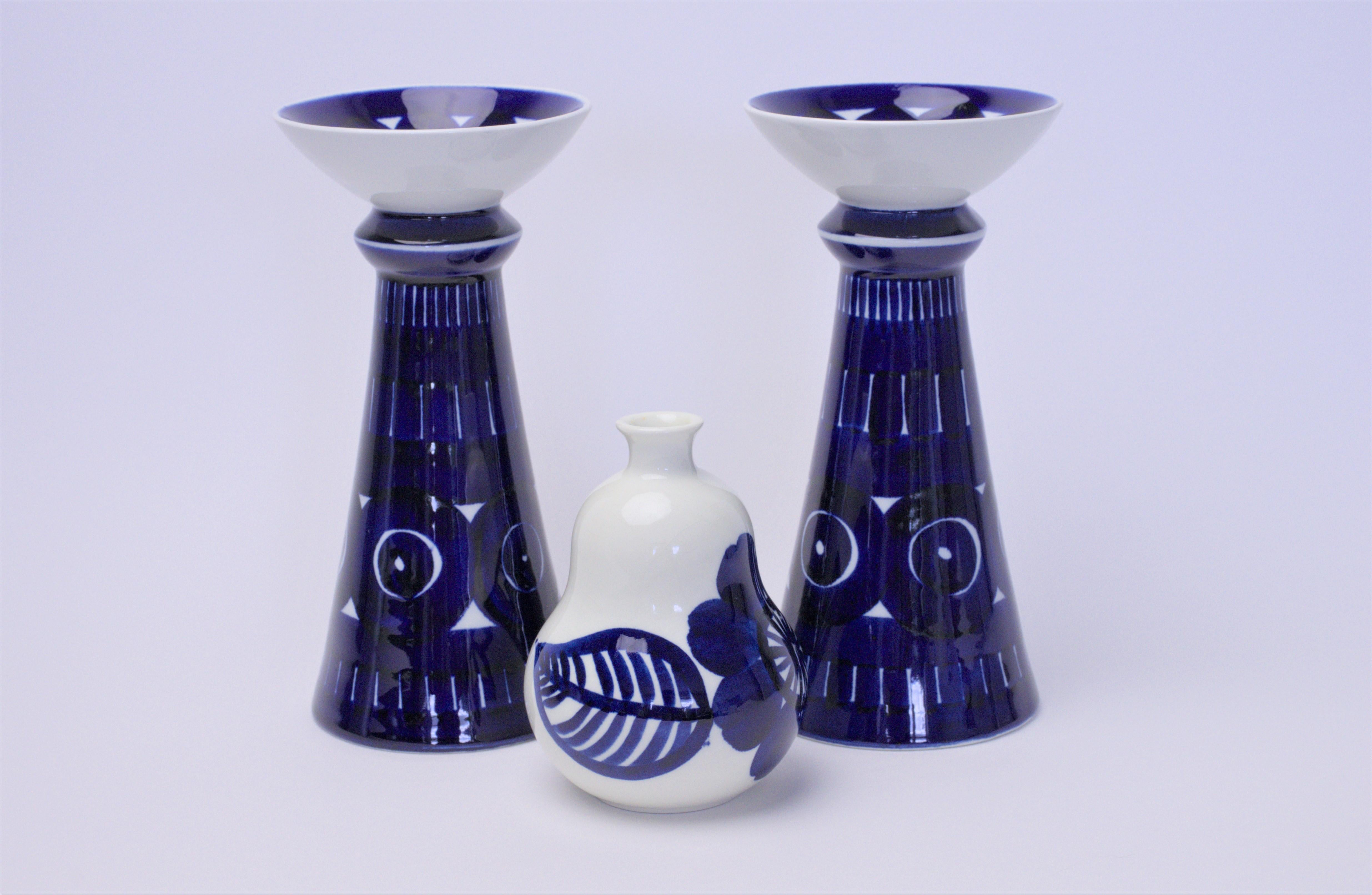 Beschreibung des Produkts:
Wir bieten hier zwei von Ulla Procope entworfene Kerzenhalter und eine von Gunvor Olin-Grönqvist für Arabia Finland entworfene Vase an. Die Vase ist Teil der Köökki - Serie, die aus weiteren Artikeln wie Schneidebrettern