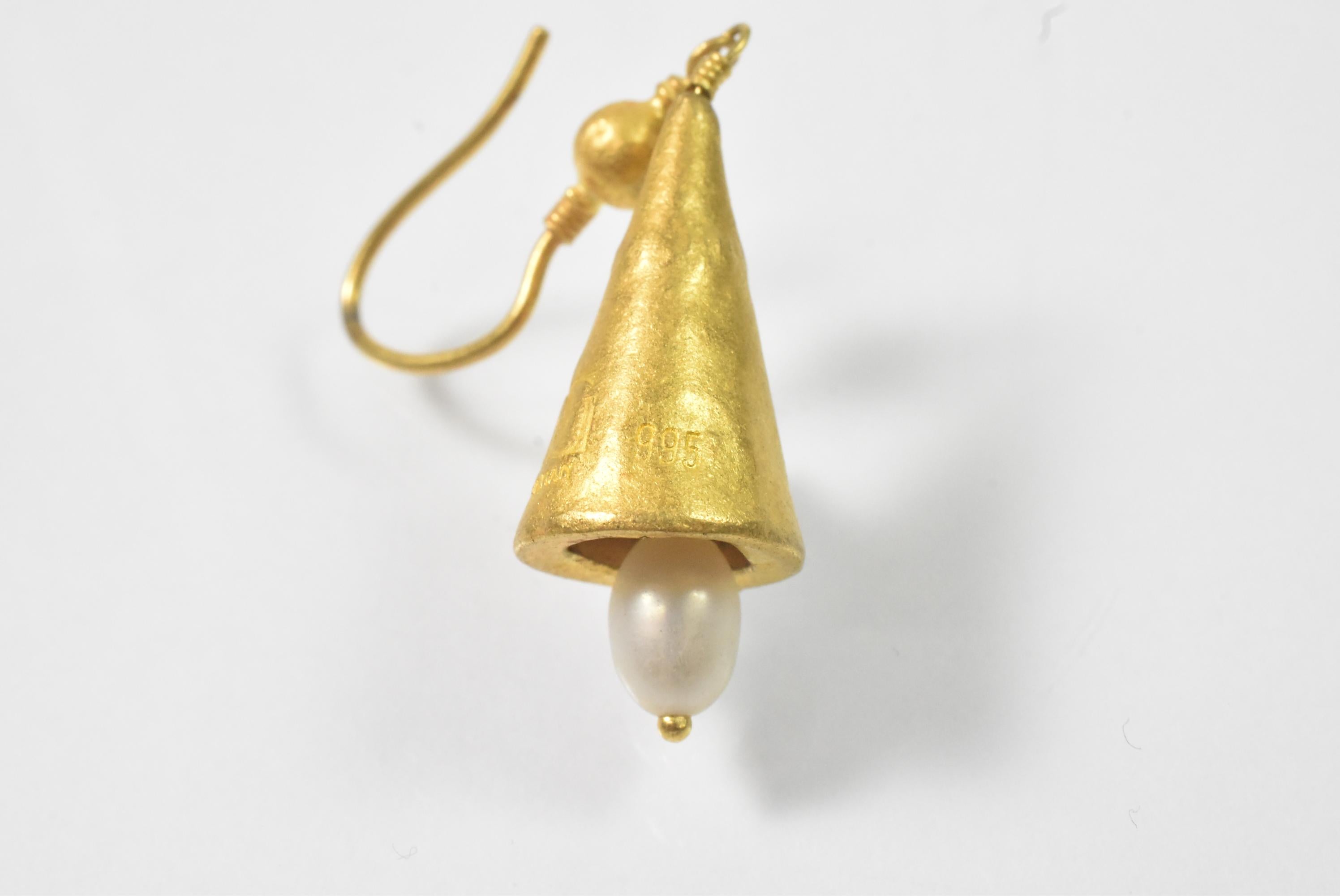 Diese Gurhan Ohrringe sind aus 22 Karat Gold und mit einer versteckten Perle versehen. Der lange Ohrring ist mit 995, Gurhan mit dem charakteristischen Doppel-G-Emblem und E32 gekennzeichnet. 3/8 