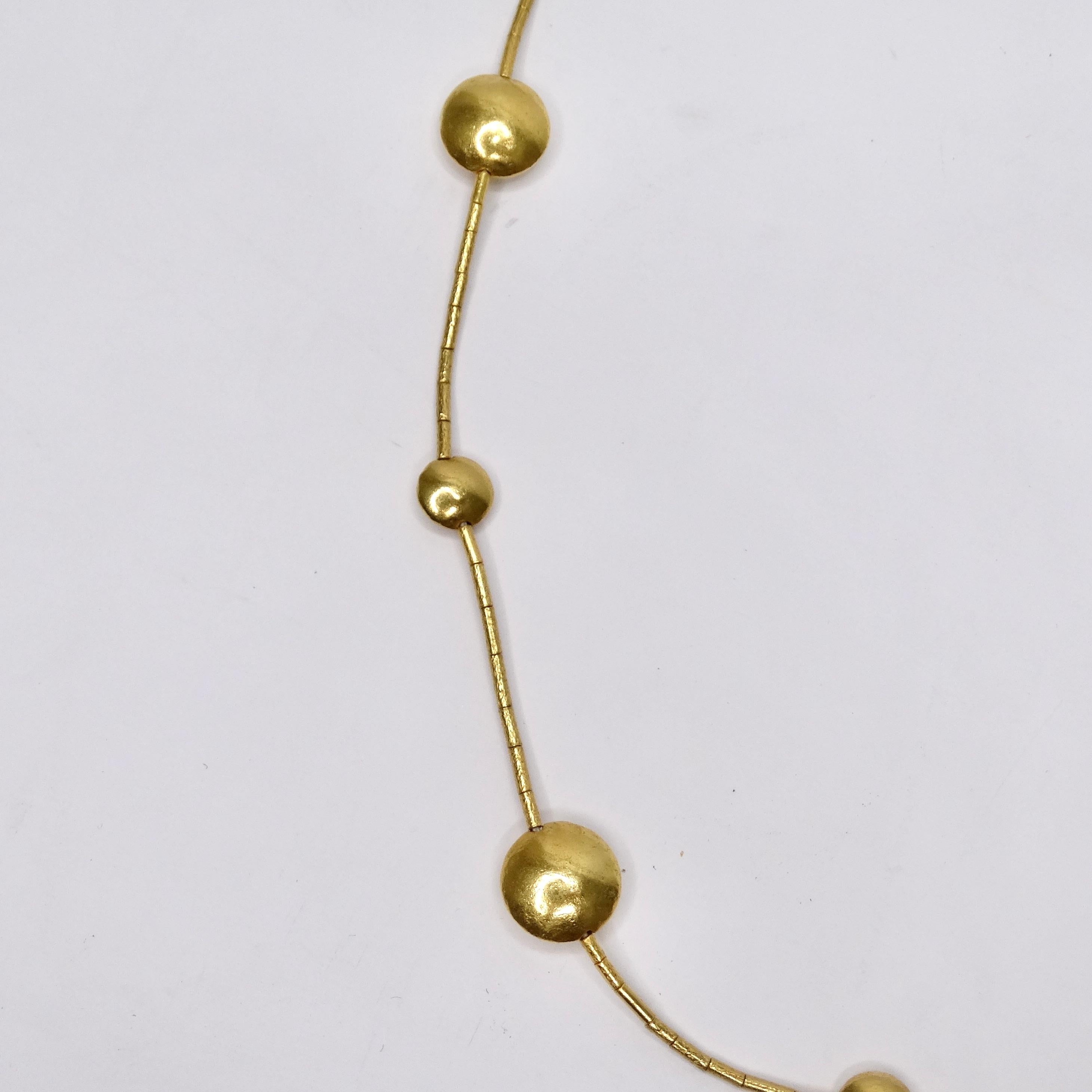 Ti presentiamo la collana di lenticchie con rubino in oro 22k di Gurhan, un pezzo squisito e appariscente che unisce senza sforzo la delicatezza all'audacia. Questa collana è realizzata in oro massiccio 22k e presenta una delicata catena di perline