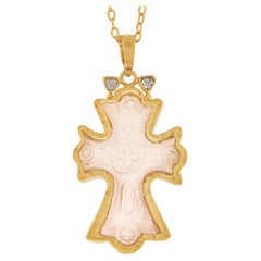 Gurhan Pendentif croix sculpté en or jaune 23 carats, quartz rose et diamants avec chaîne câble