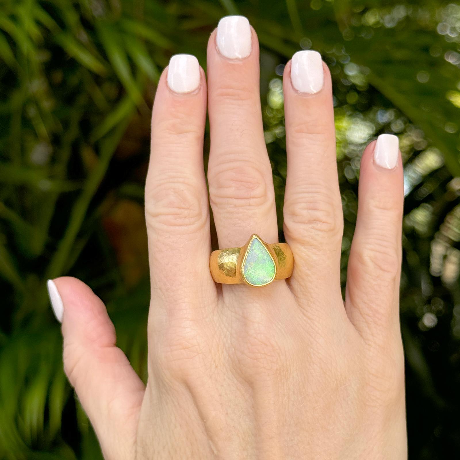El Anillo Prisma de Ópalo GURHAN es una llamativa pieza de joyería que combina una artesanía excepcional con una elegancia atemporal. Con un cautivador ópalo prismático, este anillo está engastado en lujoso oro amarillo de 24 quilates, resaltando el