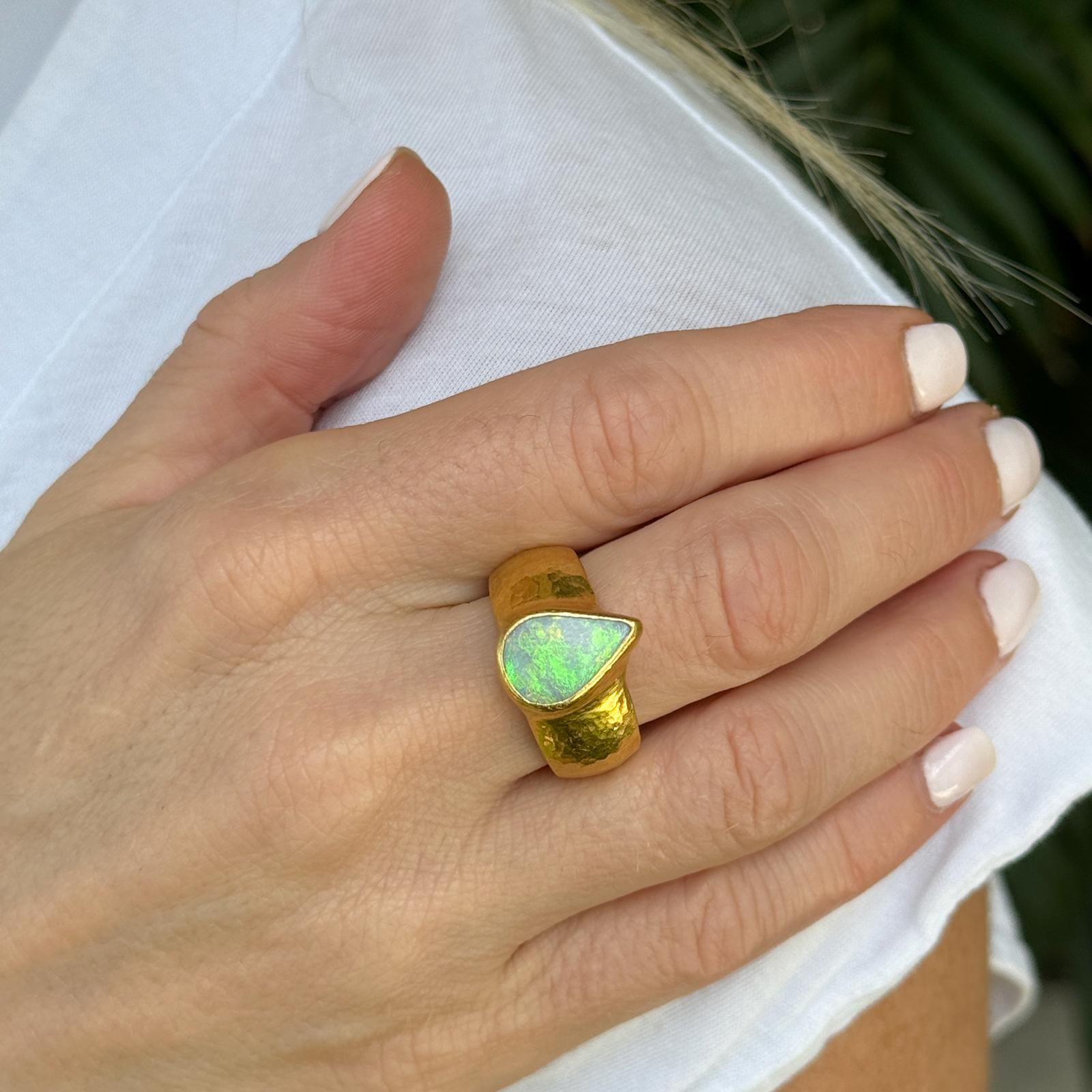 GURHAN Anillo Moderno de Oro Amarillo de 24 Kilates engastado con Bisel de Ópalo Prismático en Excelente Estado en Boca Raton, FL