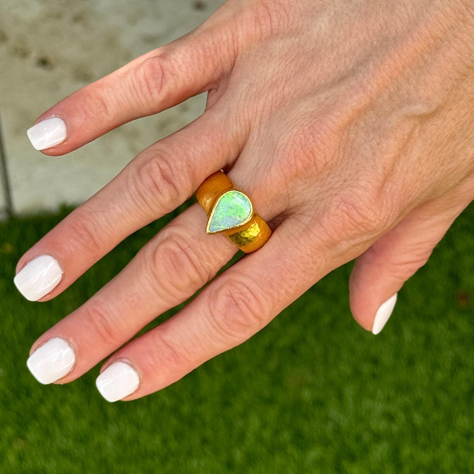GURHAN Anillo Moderno de Oro Amarillo de 24 Kilates engastado con Bisel de Ópalo Prismático 1
