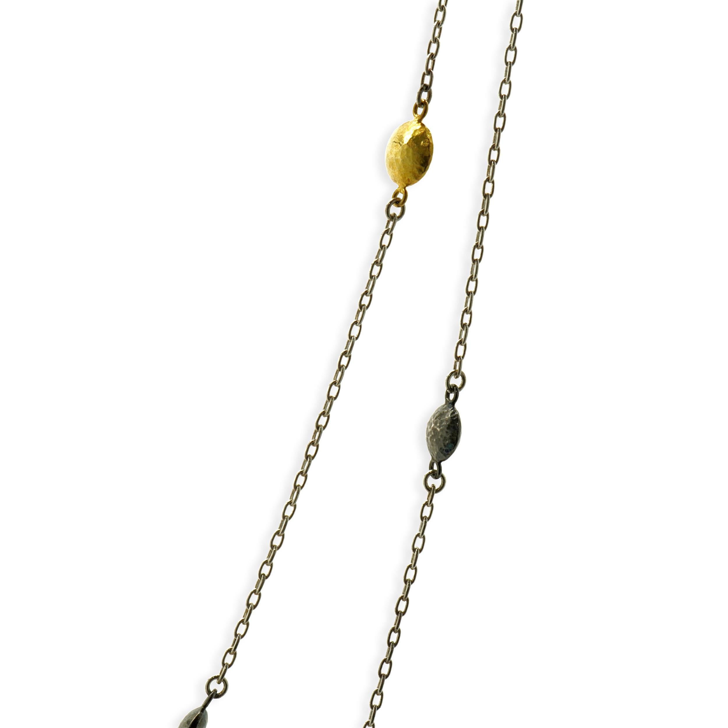 Diseñador: Gurhan
Material: oro amarillo de 24 quilates y plata de ley
Dimensiones: el collar mide aproximadamente 49.75 cm de largo
Peso: 15,90 gramos