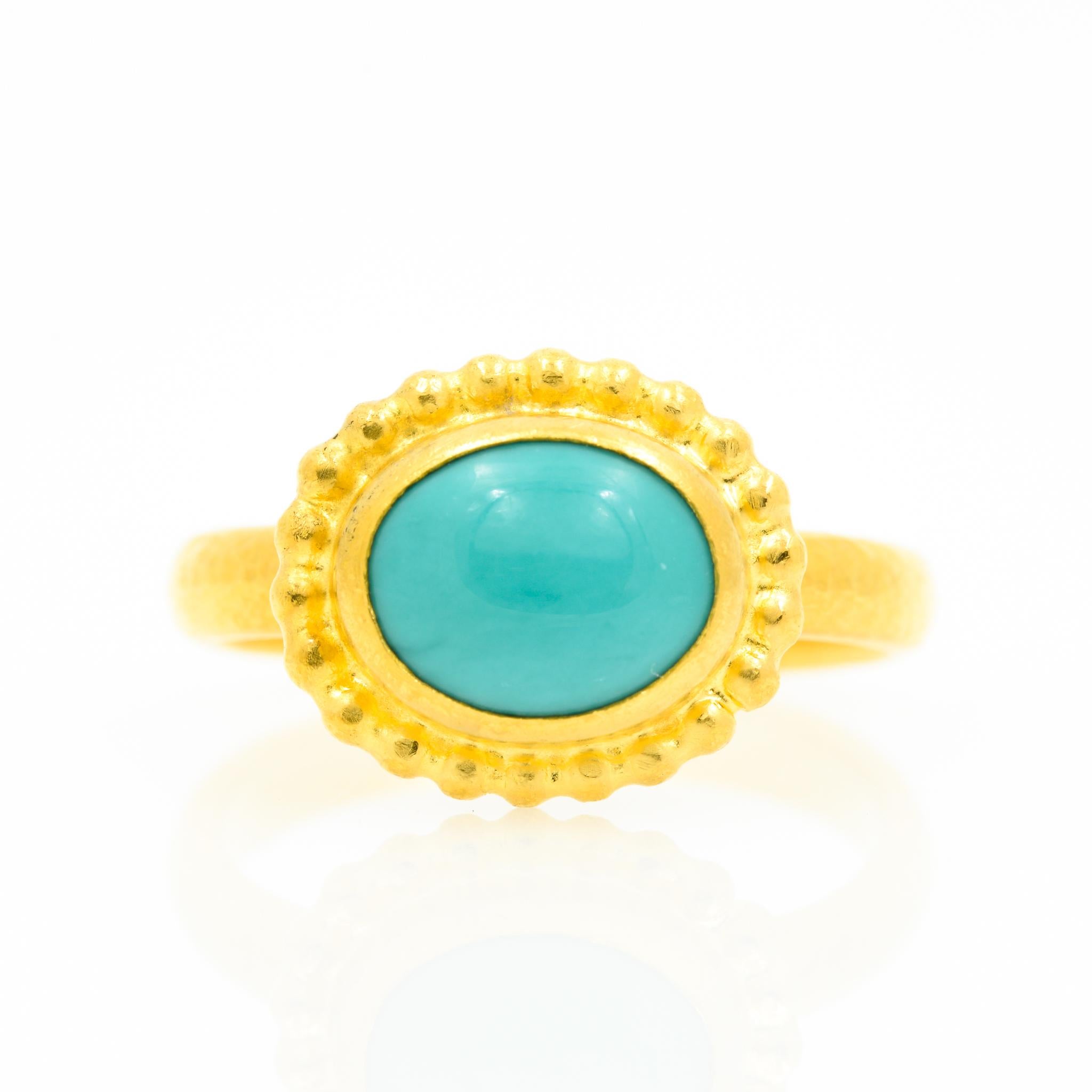 Dieser Ring aus 24-karätigem Gelbgold von Gurhan zeichnet sich durch einen ovalen Cabochon-Türkis in Lünettenfassung und eine granulierte Umrandung aus. Der Ring hat die Größe 6::5.