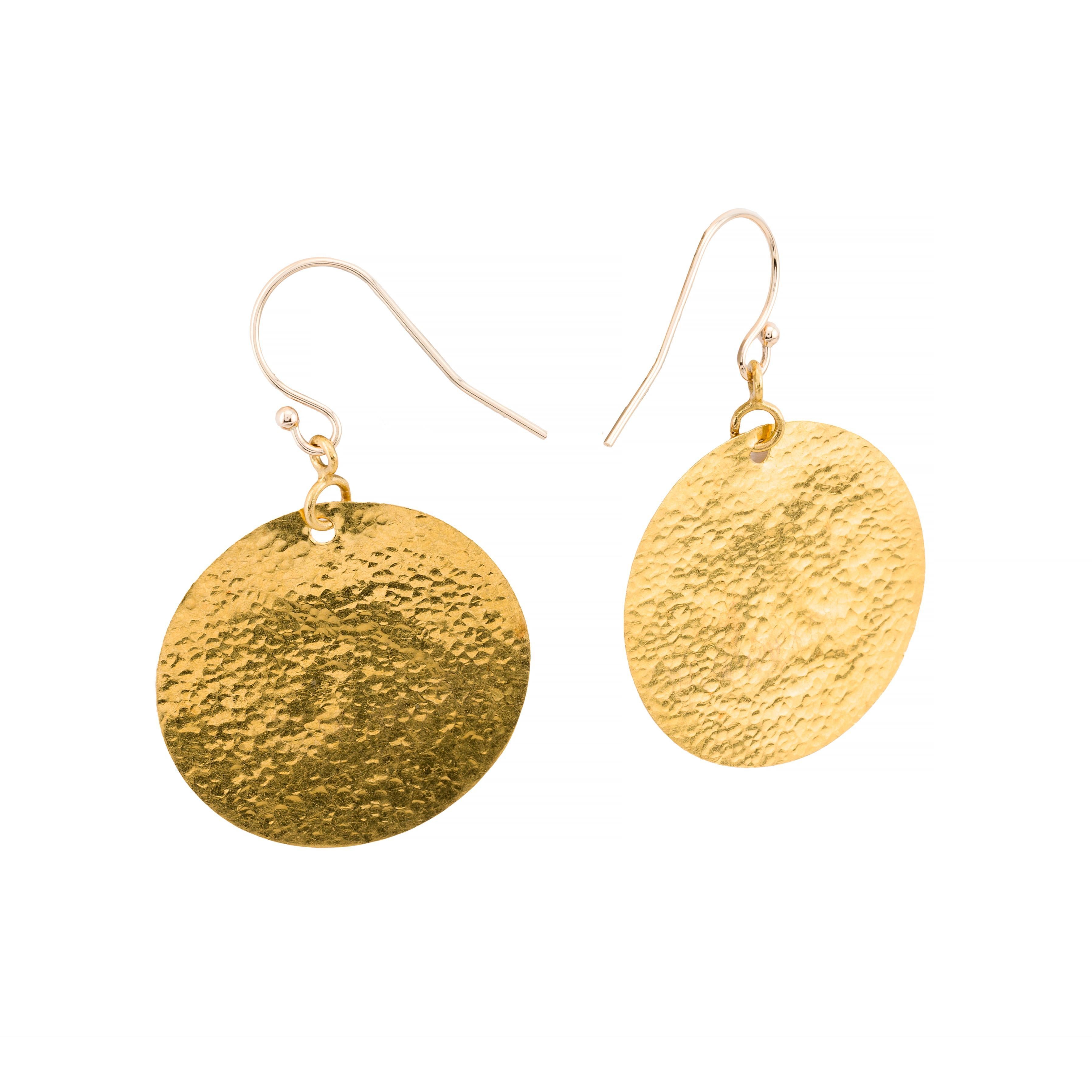 Aston Estate Jewelry Presenta:

Un par de elegantes pendientes colgantes elaborados en oro de 24 quilates por Gurhan. Cada pendiente presenta un gran disco redondo de oro martillado, que crea una superficie texturizada que atrapa la luz. Los discos