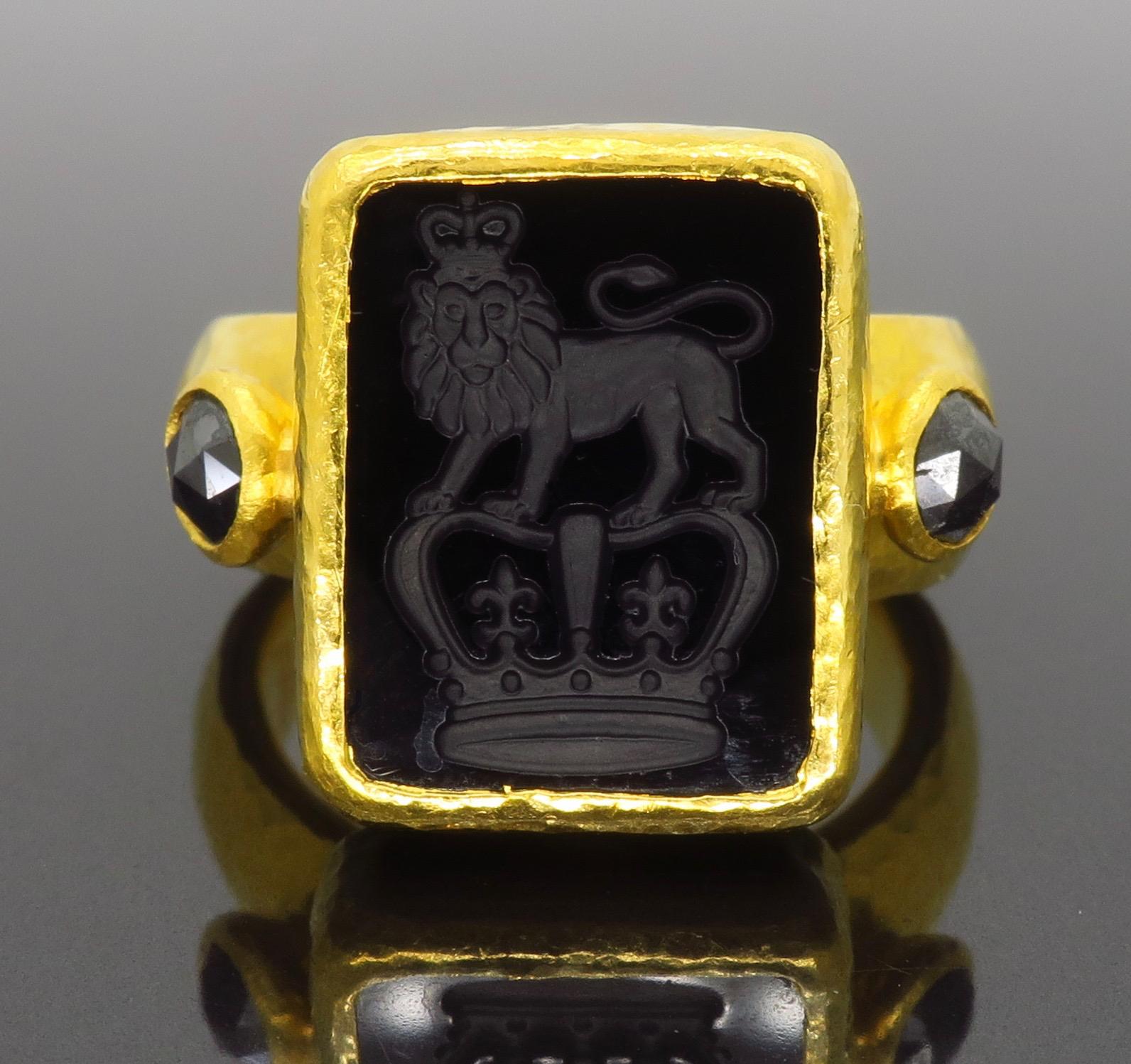 Anillo Gurhan de diseño con una calcografía otomana de ónice grabado acentuada por dos diamantes negros talla rosa. 

Diseñador Gurhan
Piedra preciosa:  Intaglio otomano de ónice grabado
Peso en quilates de la gema: Aproximadamente 14 x 10,5 mm
Peso