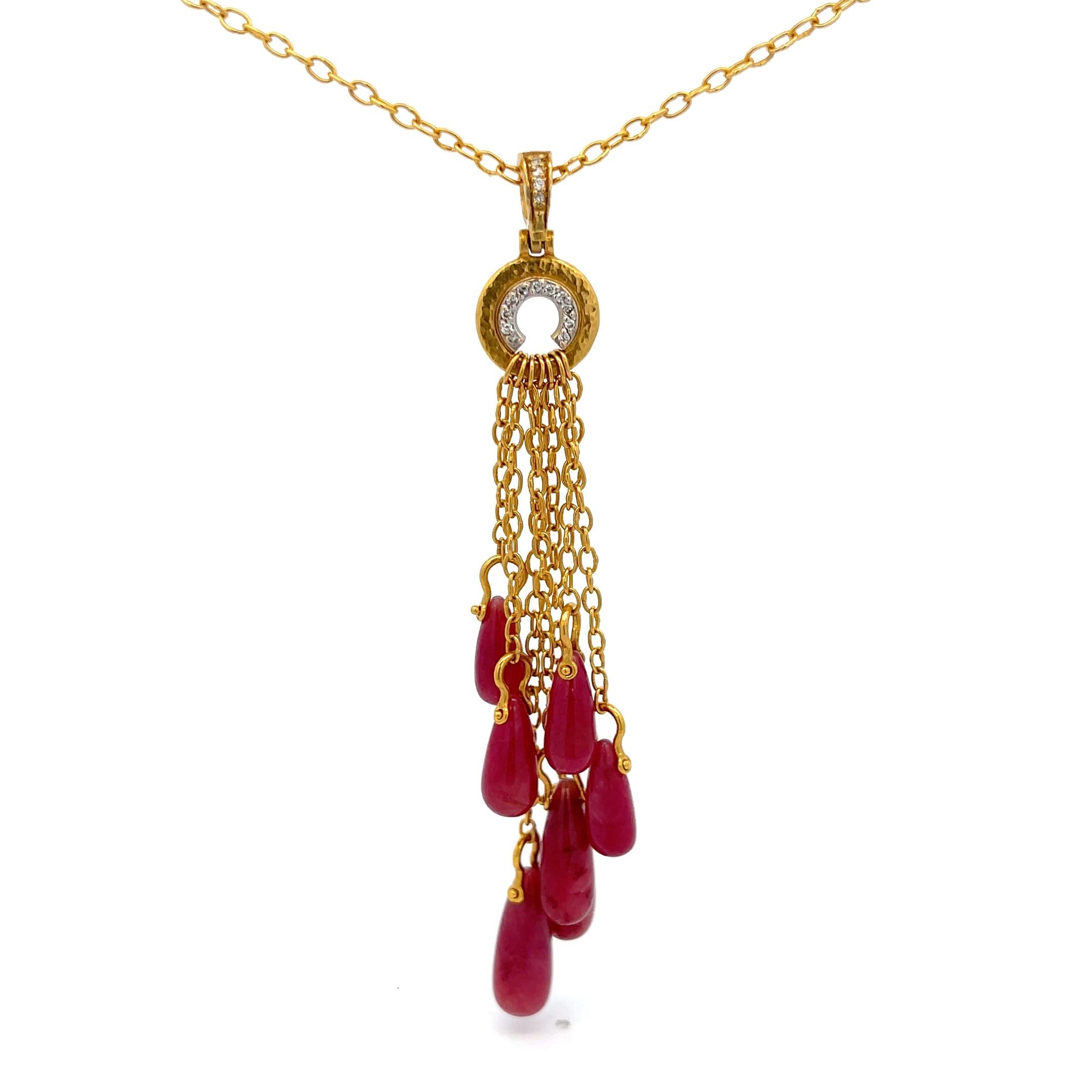 Gurhan mehrsträngige Briolette-Rubin-Halskette aus 24 Karat Gold. Die Halskette besteht aus sieben Rubinen im Briolett-Schliff, die durch  brillanten runden Diamanten. Die Halskette ist 18