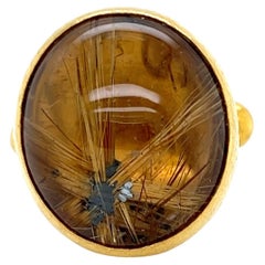Anello cocktail con pietra d'oro Gurhan Rune in oro 24k e quarzo rutilato