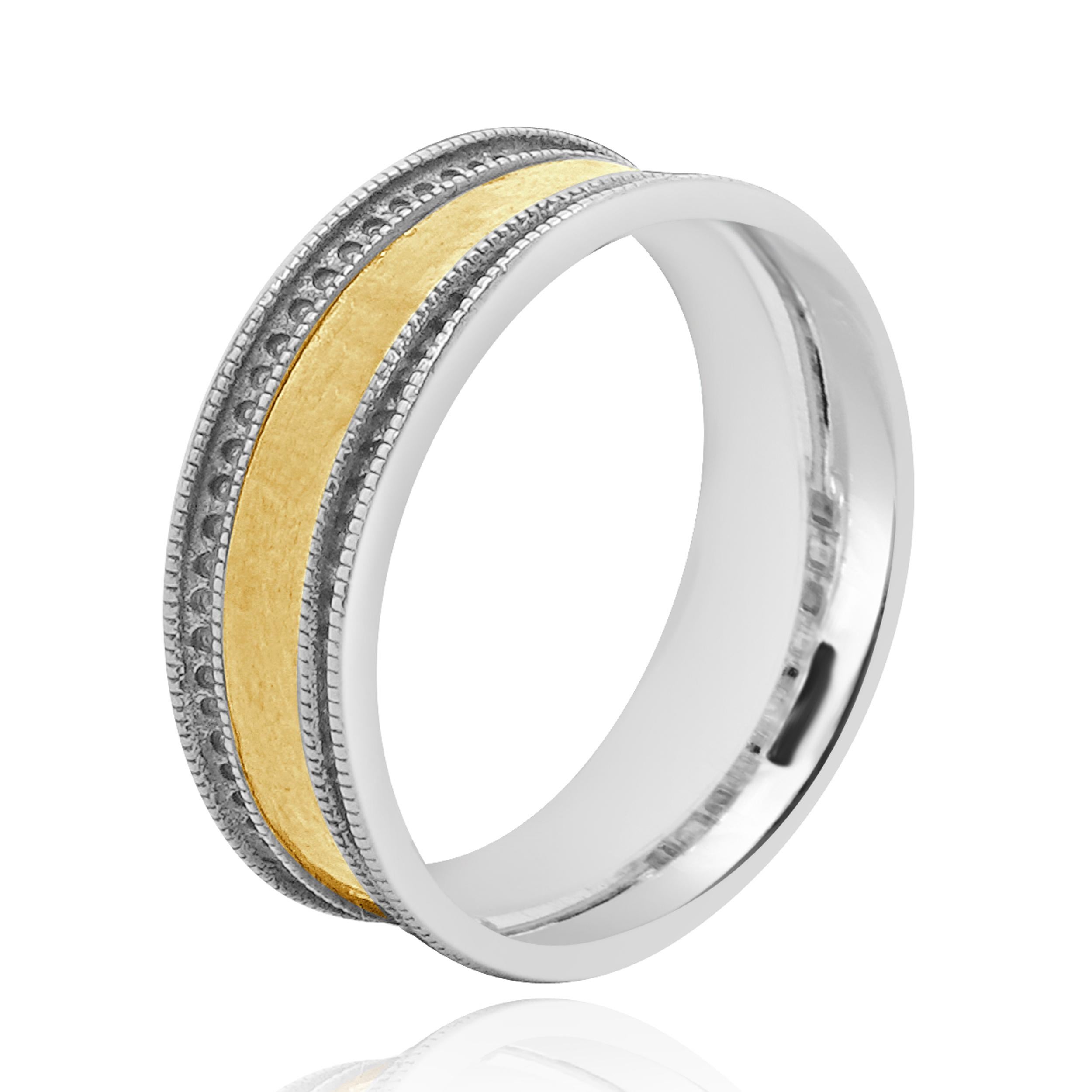 Designer: Gurhan
Materiale: argento sterling/24k oro giallo
Misura dell'anello: 6.5
Dimensioni: la parte superiore dell'anello misura 7.2 mm di larghezza
Peso: 5.43 grammi
