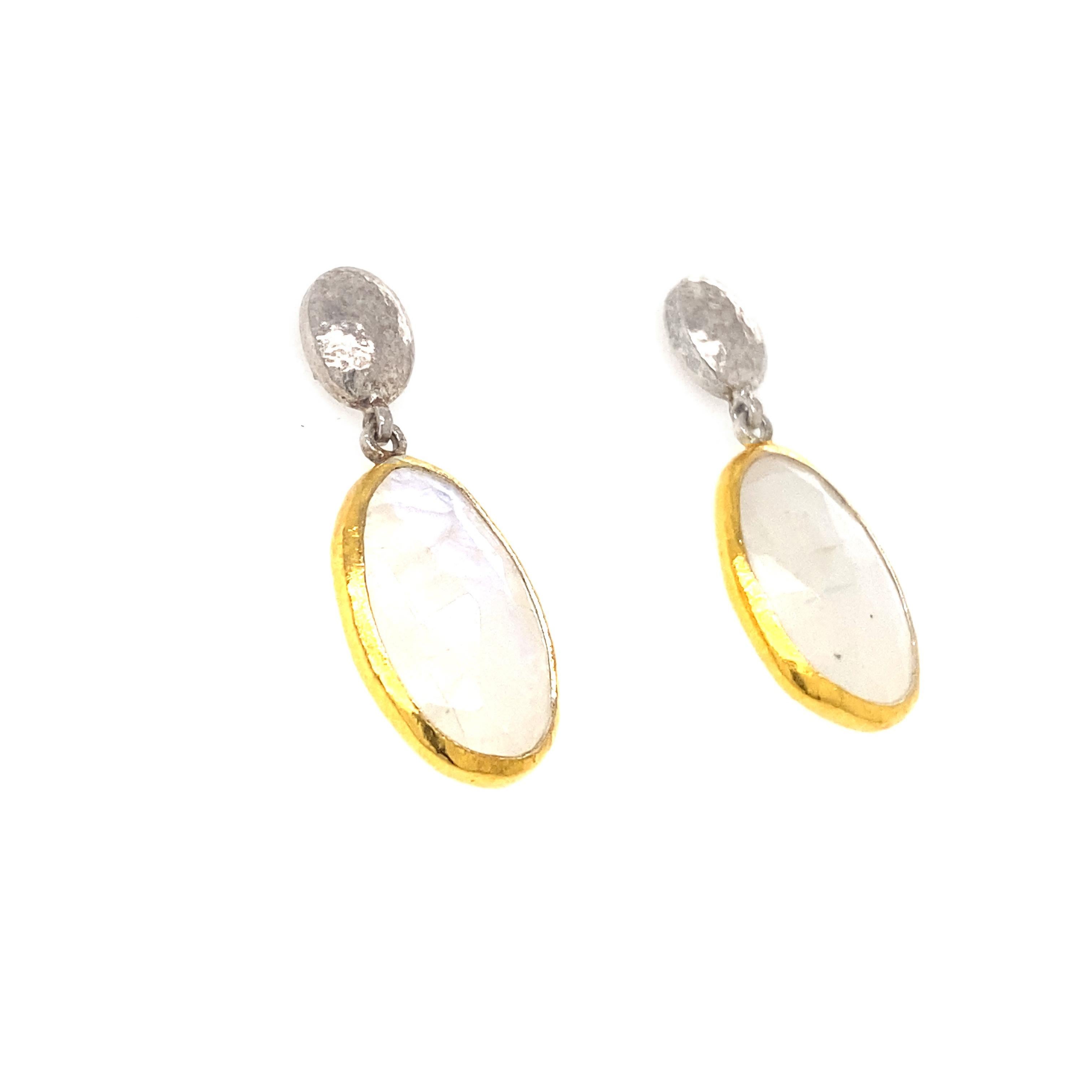 Einzigartige Ohrringe aus Sterlingsilber und 24-karätigem Gelbgold mit weißem Mondstein aus der Galapagos-Kollektion von Rosecut. 