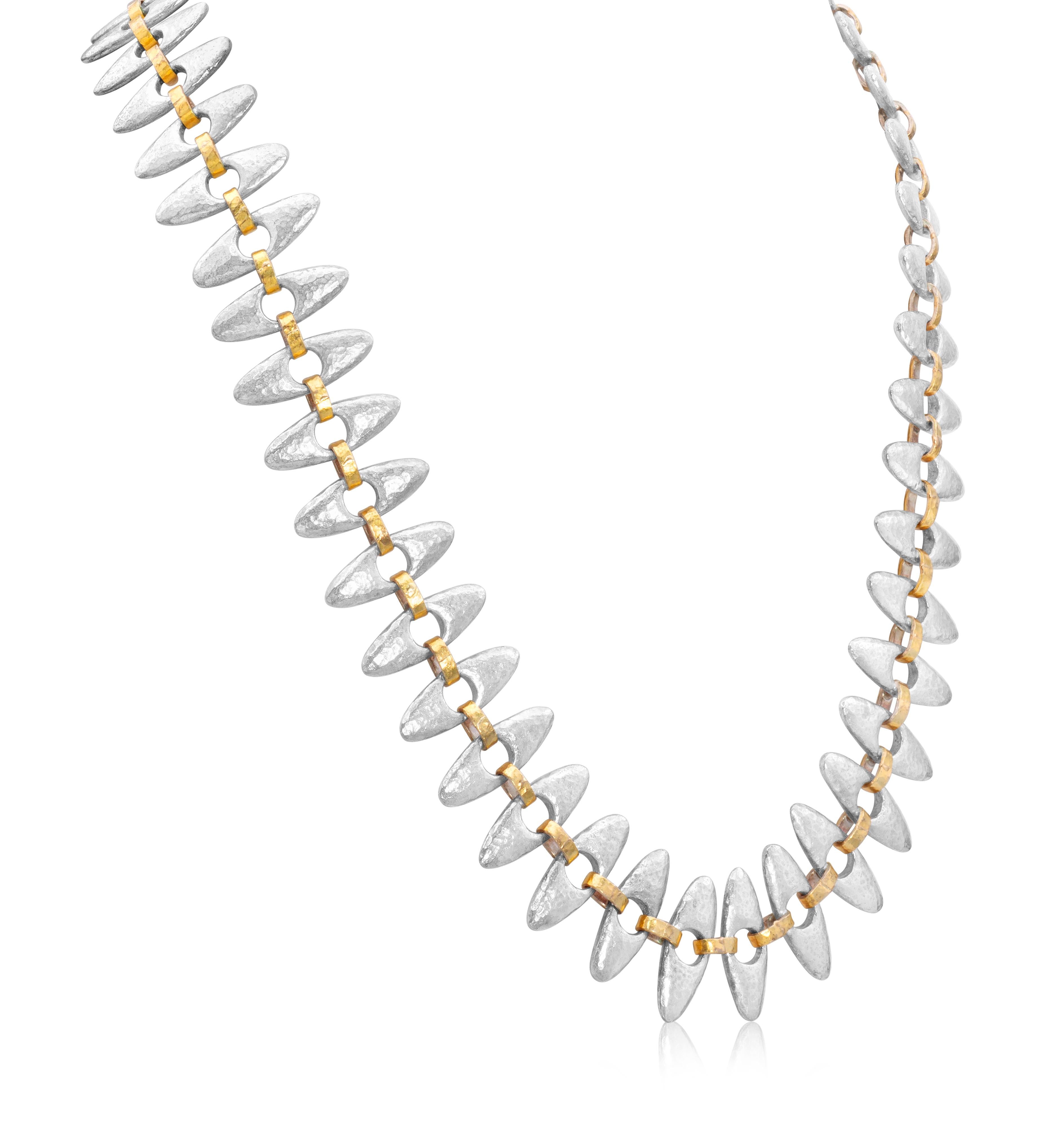 Eine modische Halskette von Gurhan aus der Sunflower Collection mit Sonnenblumenkernen mit halbgehämmerter Textur, die durch kreisförmige Glieder aus 24-karätigem Gelbgold miteinander verbunden sind. Die Samen sind aus feinem Sterlingsilber