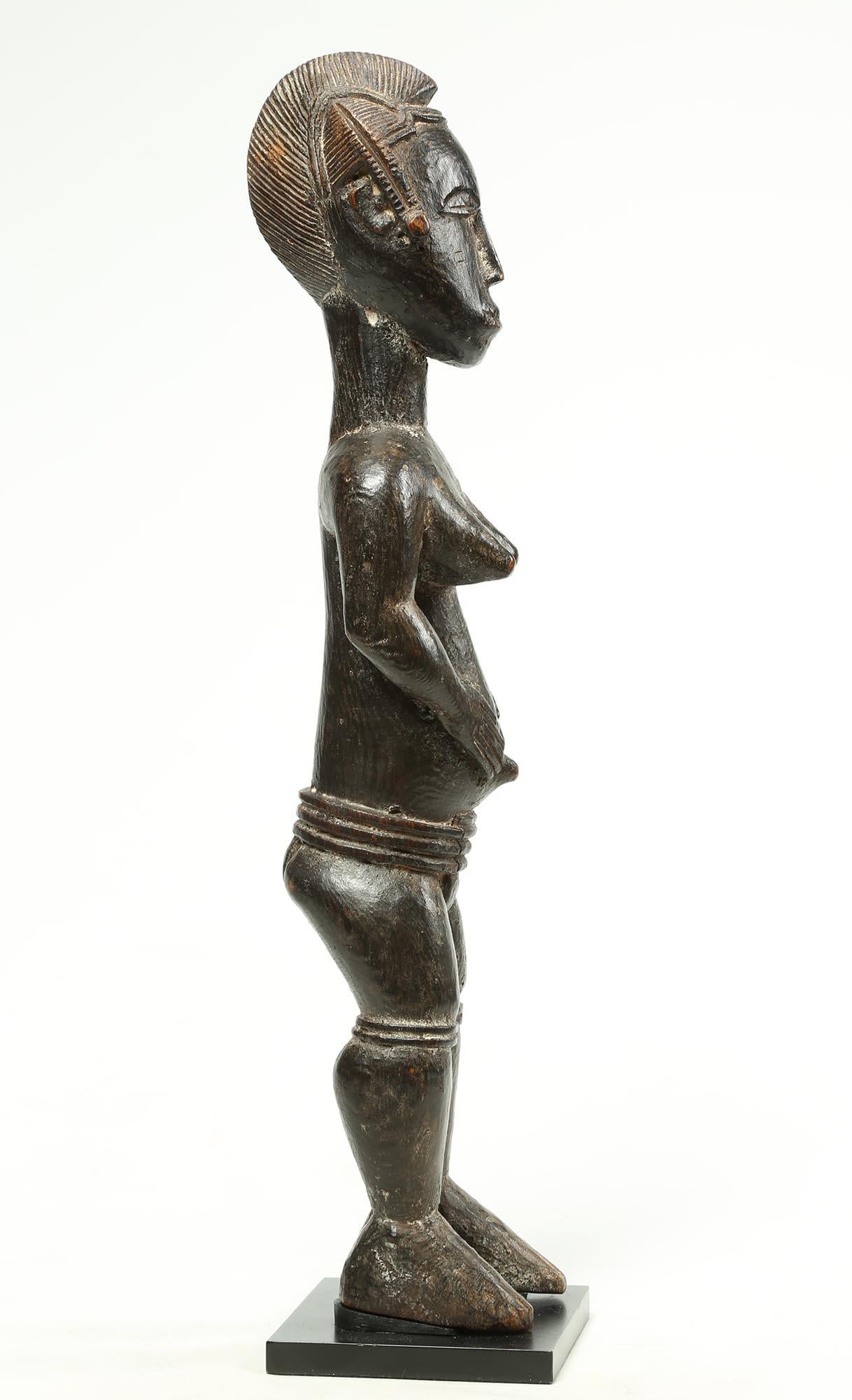 Hand-Carved Guro Female Figure Ivory Coast West African Tribal Art Cote d'Ivoire Elegant For Sale