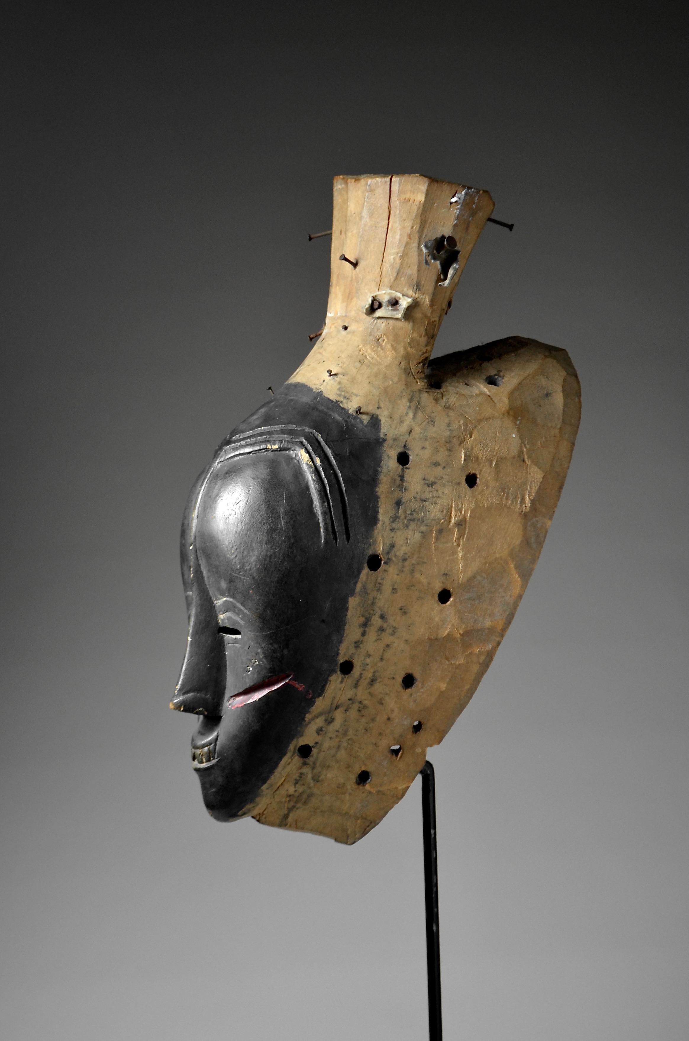 Guro 'Kyasa' mask  In Fair Condition For Sale In London, GB