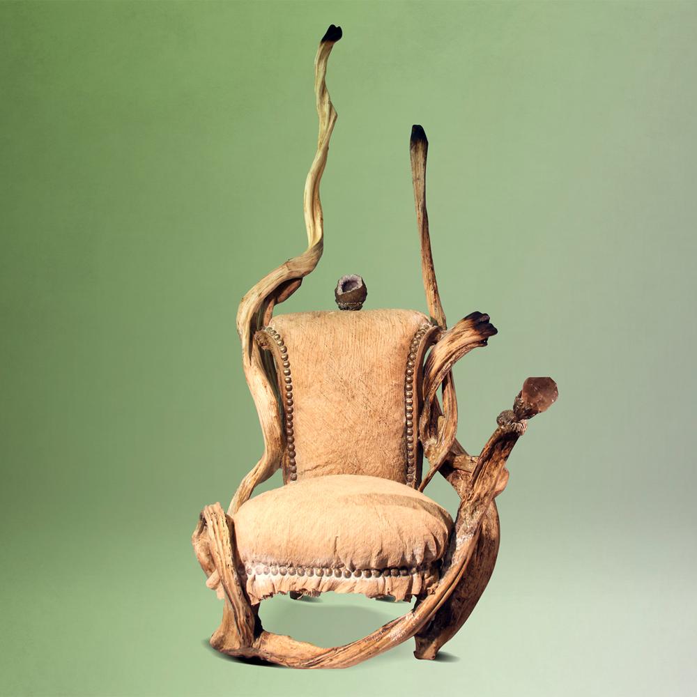 Fauteuil Guru High avec structure en bois massif
acajou de Bornéo, avec des lignes solides.
Avec une pierre d'améthyste du Brésil.
Recouvert de chanvre.
Clous, détails et finitions en bronze massif.
Pièce d'exception, style Vegan, fabriquée en