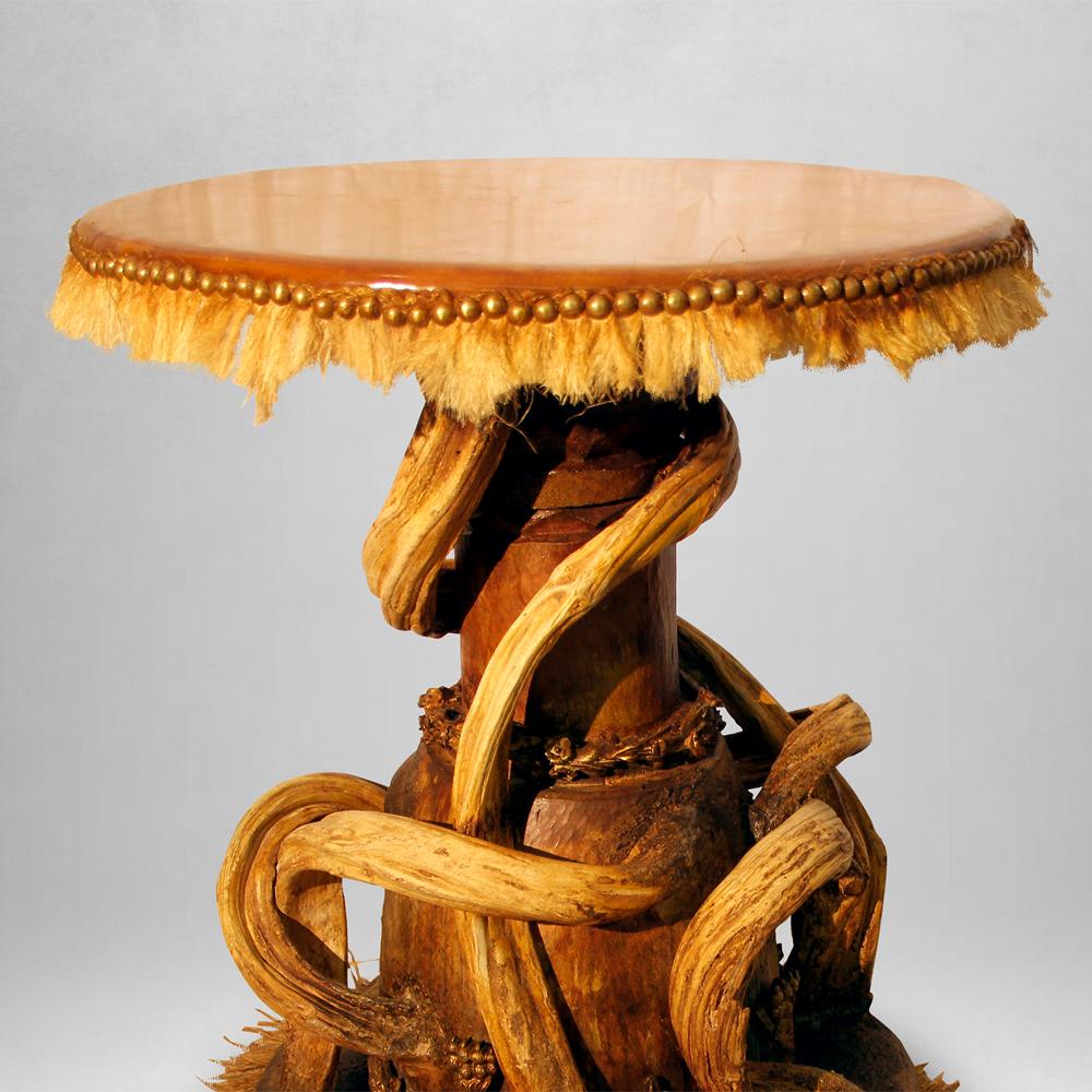 Table d'appoint guru latex avec massif
lianes et dessus en latex naturel.
Clous, détails et finitions en bronze massif.
Pièce d'exception, style végétalien, fabriqué en
La France en 2018.