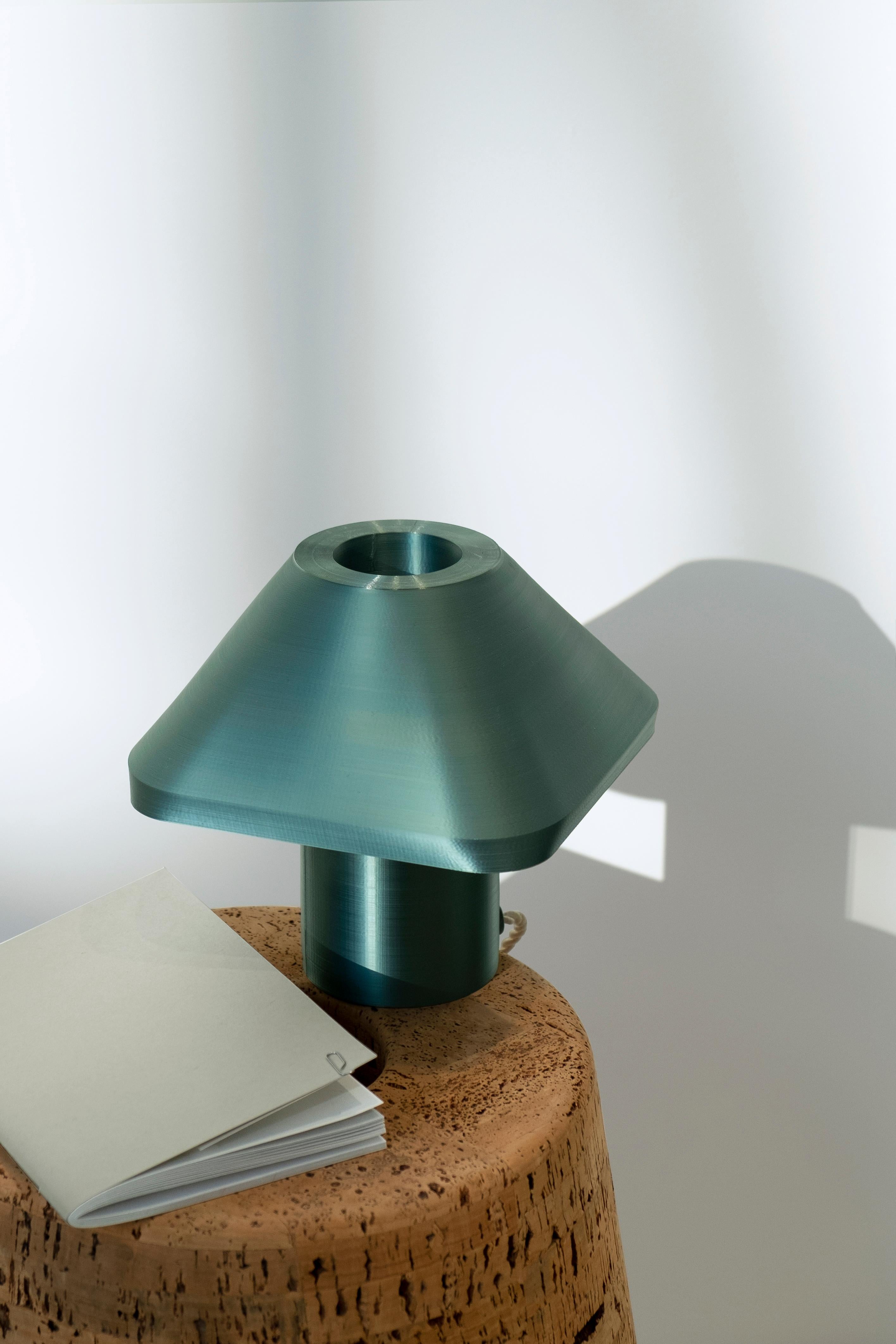 Lampe de table Gurumelo par Marta Ayala Herrera
Dimensions : D 21 x L 21 x H 21 cm.
Matériaux : PLA brillant imprimé en 3D.

Cette pièce est disponible en différentes couleurs : vert brillant, bleu cobalt brillant et orange brillant. Les prix