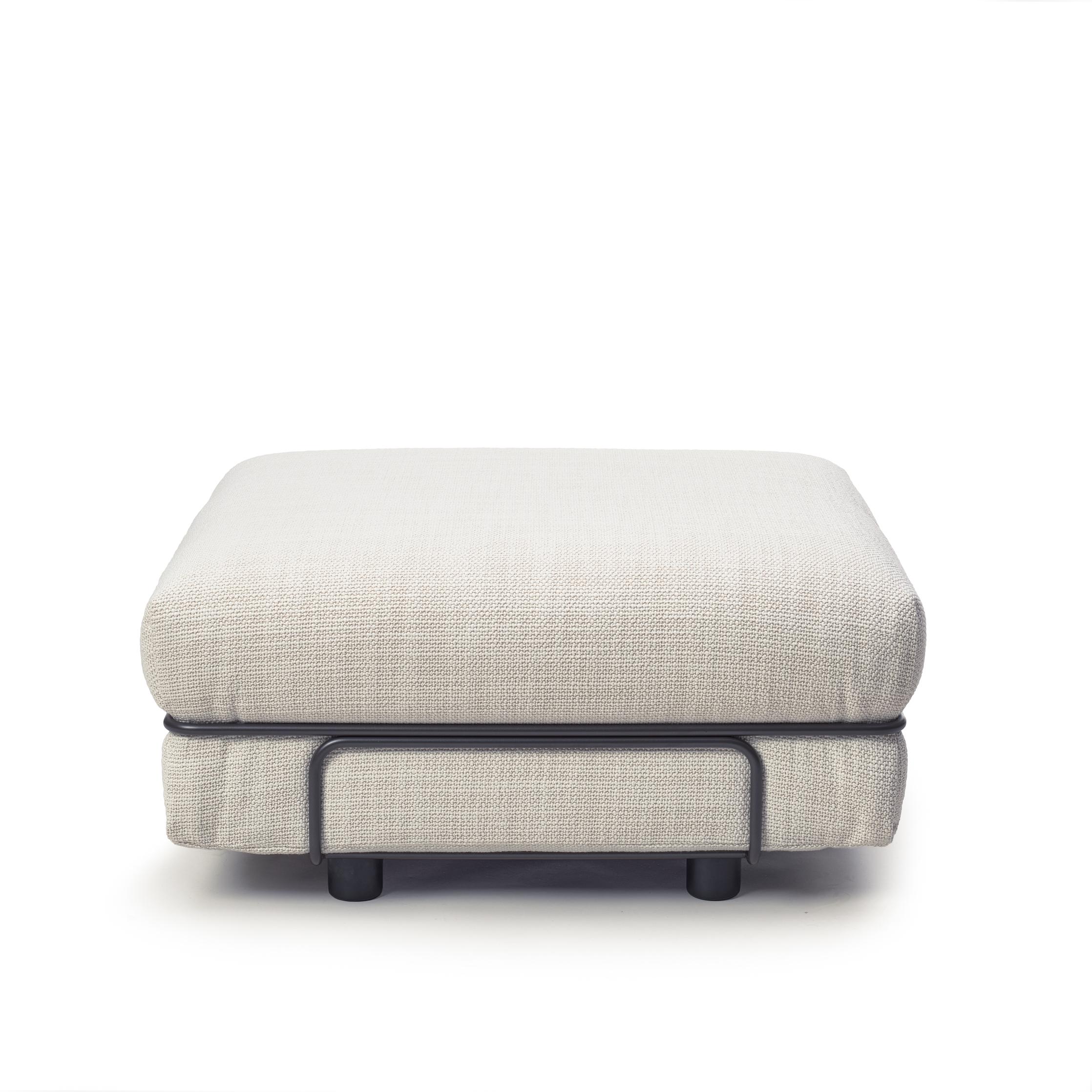 Puf Gus Bakker Gb Lounge para Karakter

El diseñador industrial holandés Gijs Bakker ya se había labrado una reputación por sus joyas de aluminio cuando decidió dedicarse al diseño de una silla. Inspirándose en un concurso organizado por Dunlop,