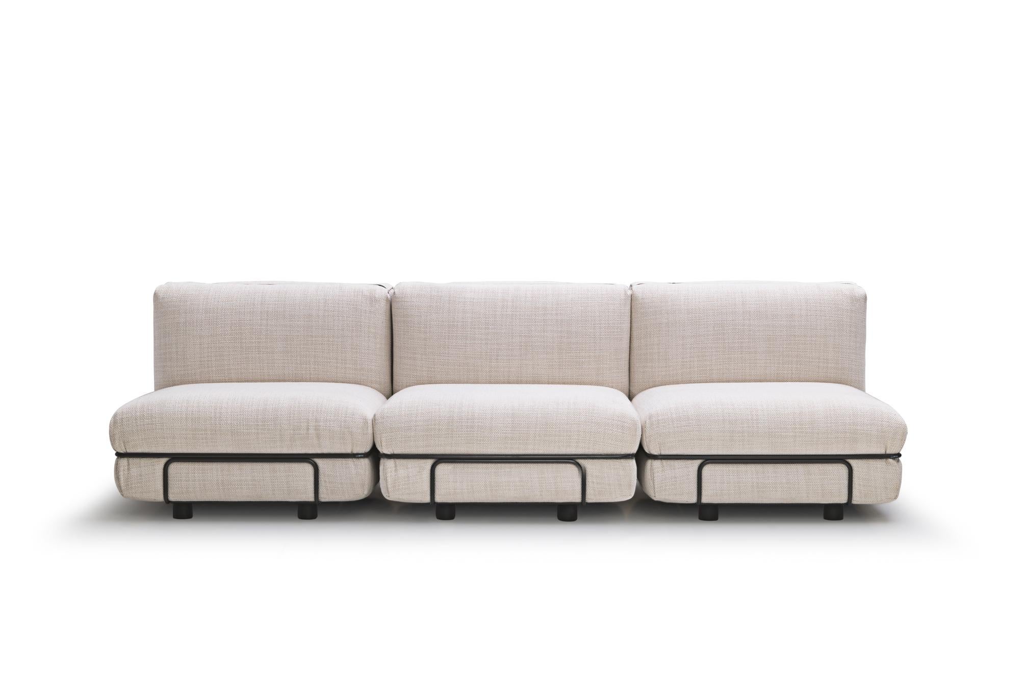 Ensemble de trois fauteuils de salon Gus Bakker pour Karakter

Le designer industriel néerlandais Gijs Bakker s'était déjà fait une réputation pour ses bijoux en aluminium lorsqu'il a décidé de se consacrer à la conception d'une chaise. Inspiré par