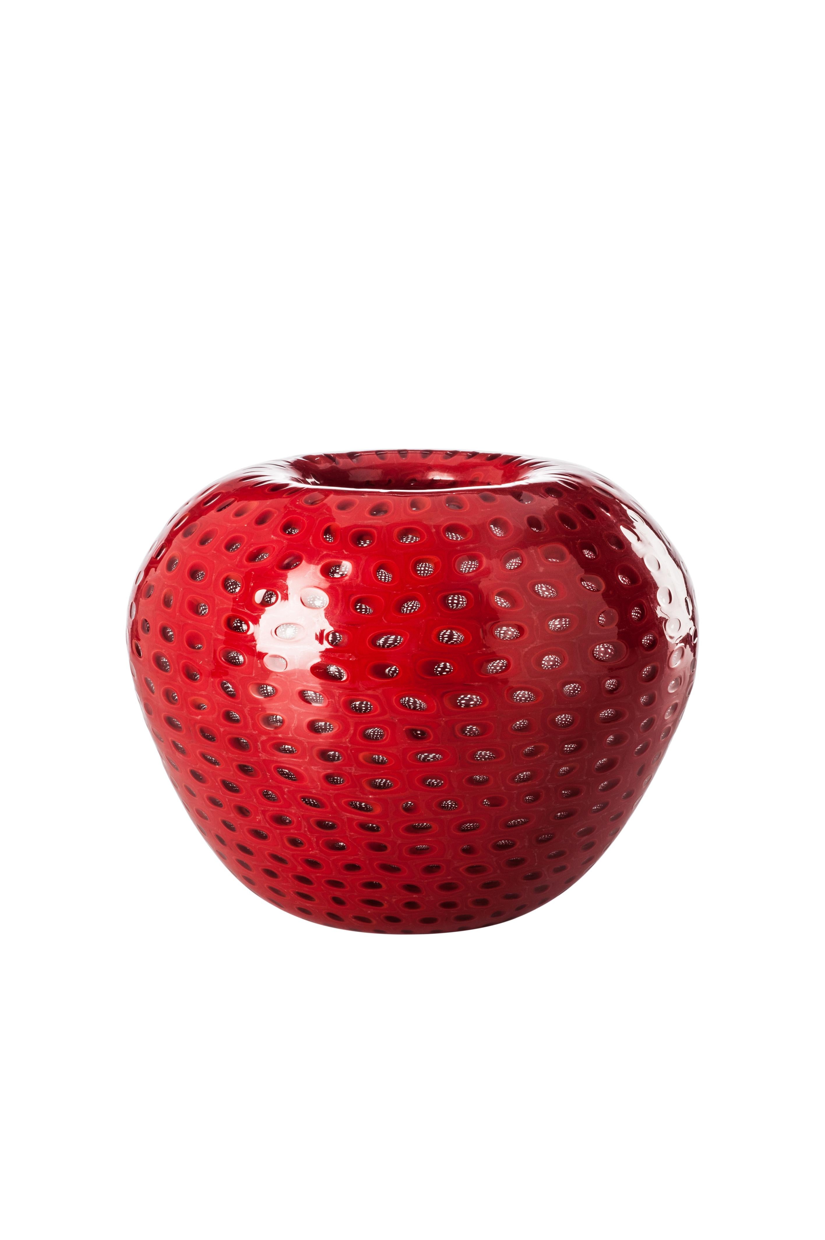 Venini glass vase with round body in coral red and spotted, textured surface by Ettore Sottsass in 2001. Perfect for indoor home decor as container or strong statement piece for any room. Limited production of only 99 pieces.

Dimensions: 21.5 cm