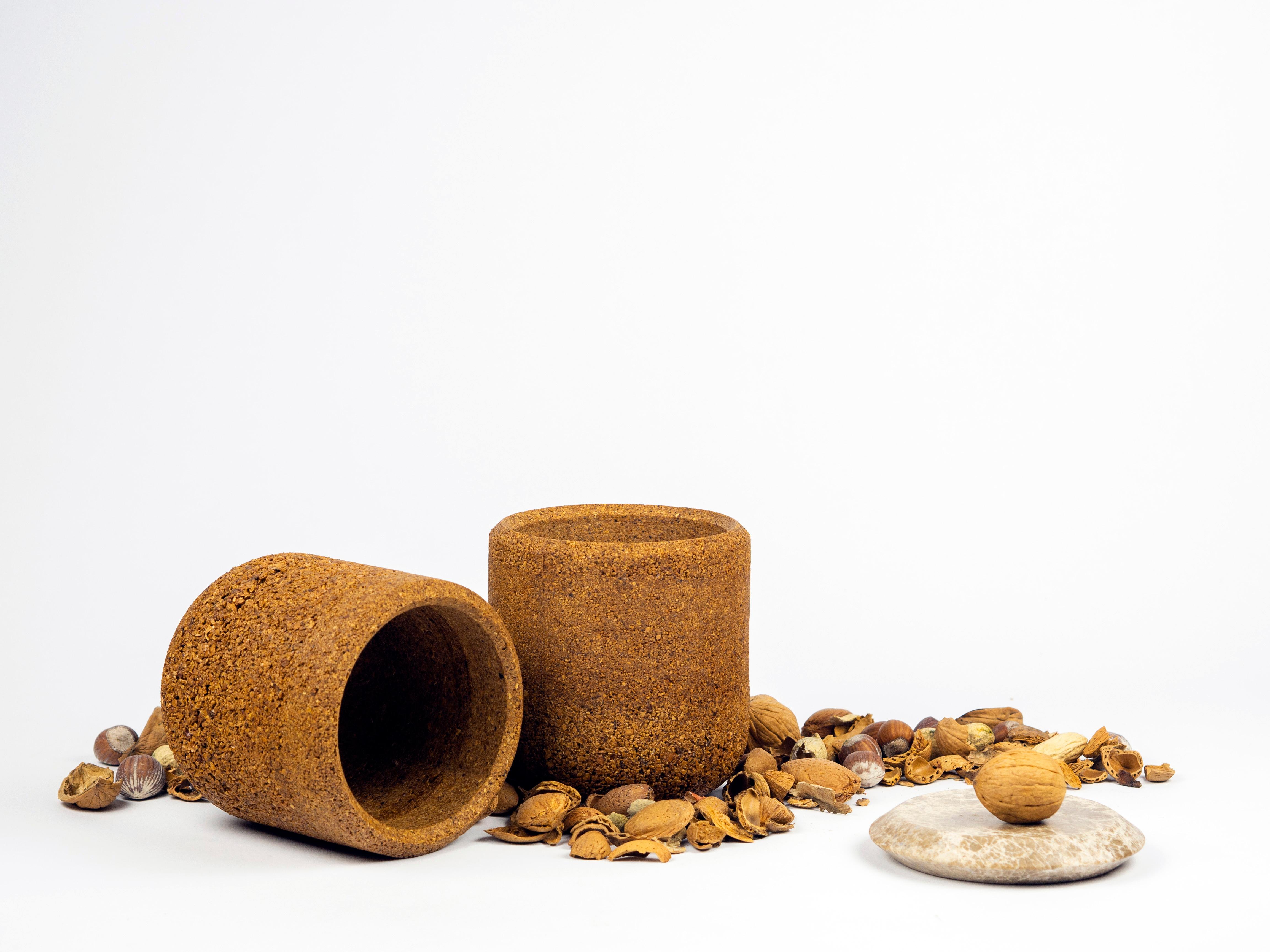 La collezione è composta da tre elementi di contenimento realizzati in prezioso marmo Emperador Light e Keep Life; un nuovo materiale composito ecologico e malleabile, generato dai gusci dei frutti di nocciole, castagne, noci, mandorle, pistacchi,