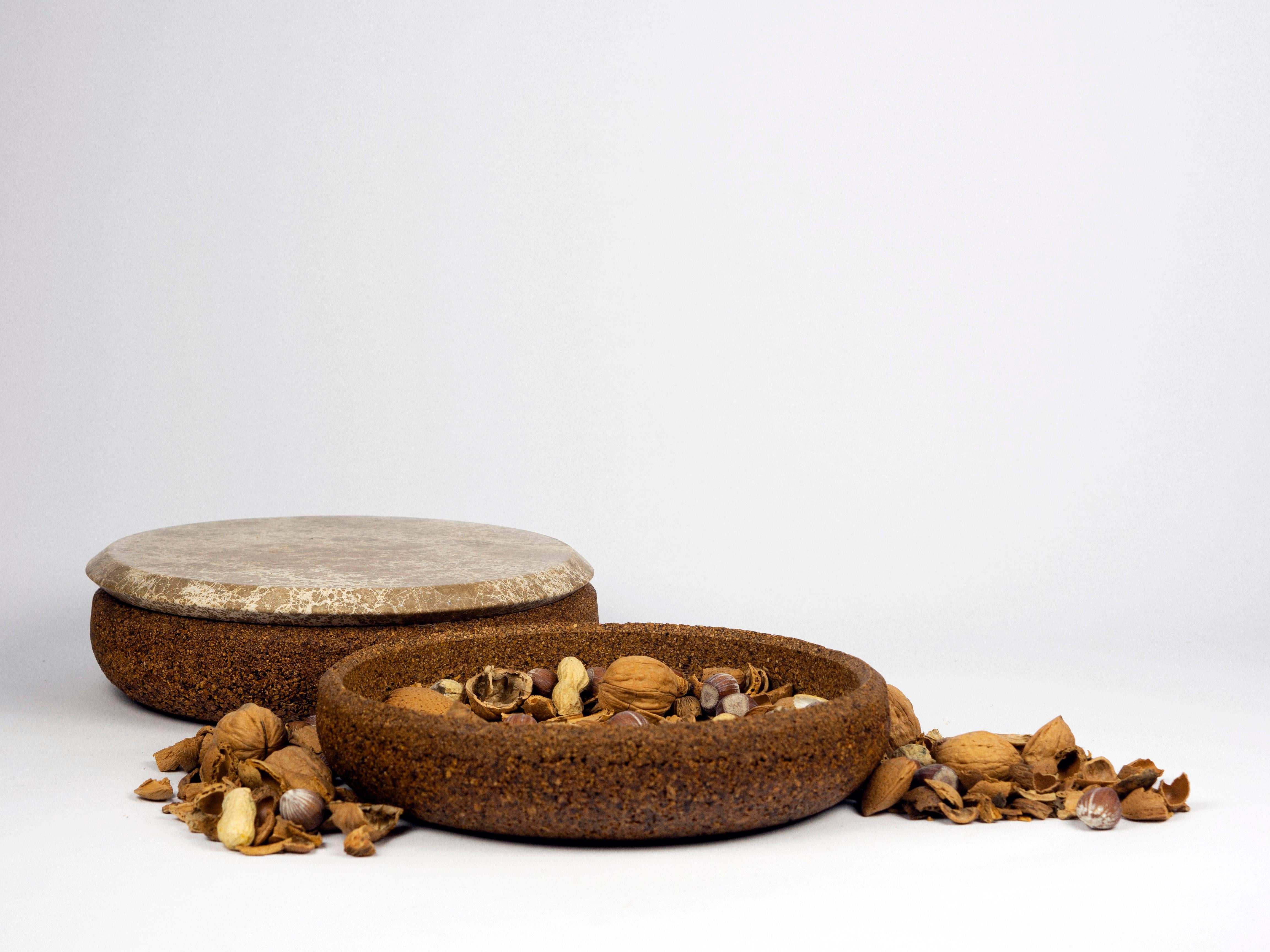 La collezione è composta da tre elementi di contenimento realizzati in prezioso marmo Emperador Light e Keep Life; un nuovo materiale composito ecologico e malleabile, generato dai gusci dei frutti di nocciole, castagne, noci, mandorle, pistacchi,