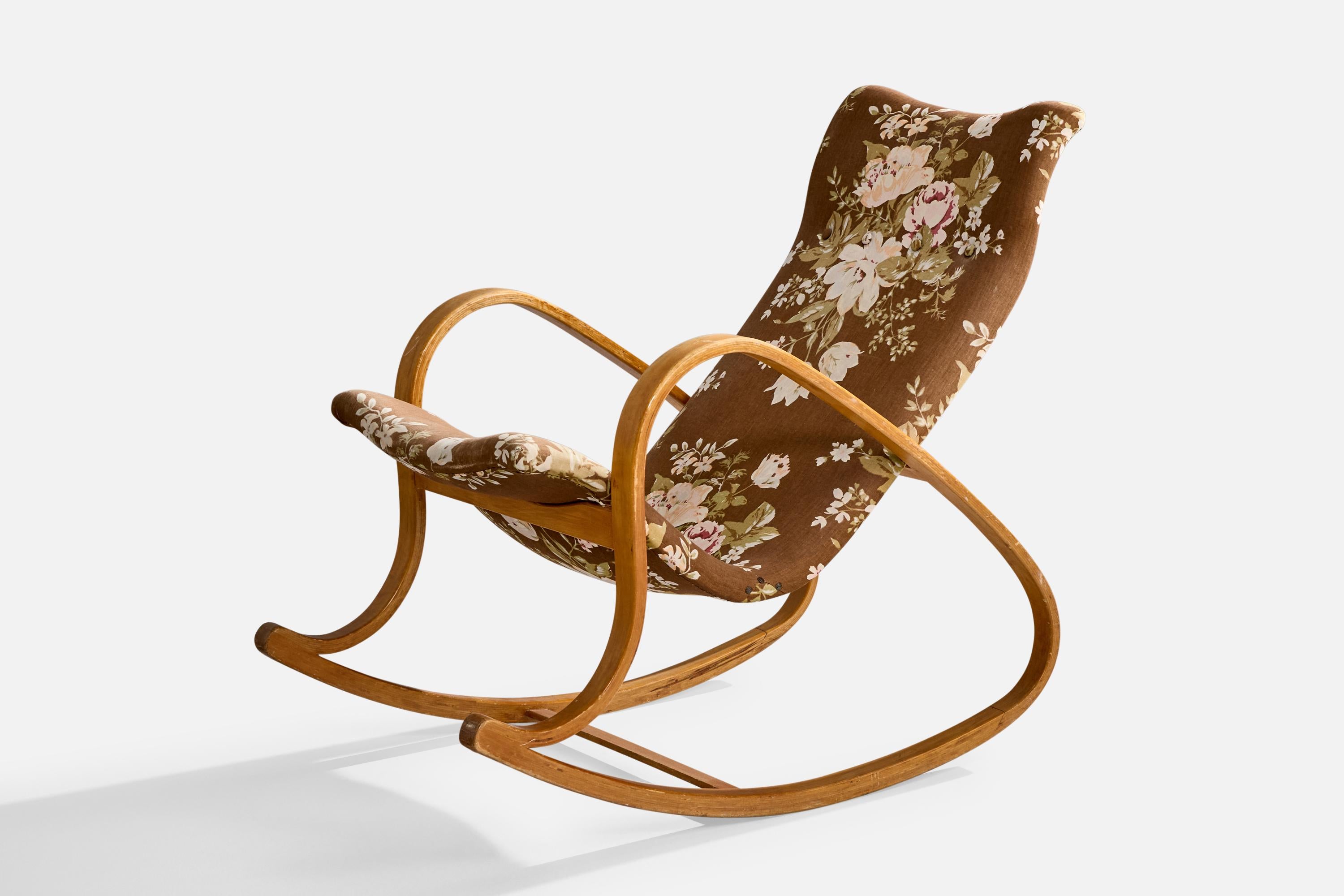 Ein Schaukelstuhl aus Birke und braunem, mit Blumen bedrucktem Stoff, hergestellt von Väsby möbel- & inredningsfabrik AB, Schweden, 1940er Jahre. Das Design wird Gustaf Axel Berg zugeschrieben.

Gesamtabmessungen (Zoll): 37,25 