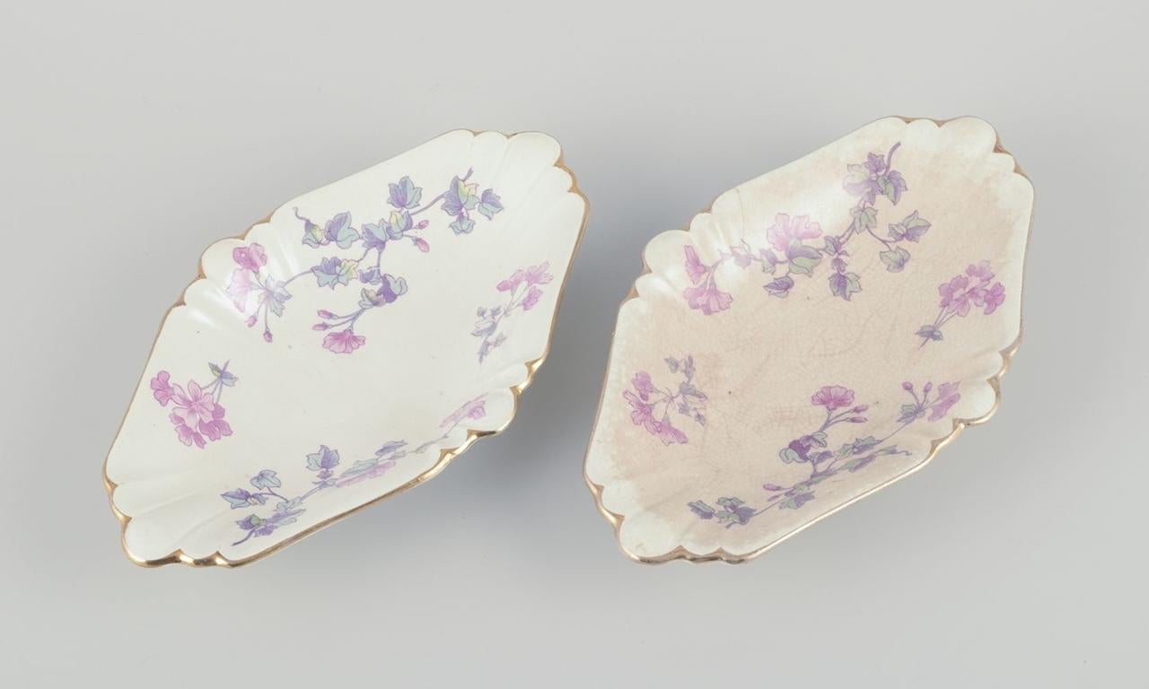 Les produits d'occasion sont exonérés de droits d'importation pour les clients américains. 
Par conséquent, aucun droit d'importation ne s'appliquera à votre achat.

Gustafsberg, Suède.
Deux petits bols oblongs en faïence Geranium.
Motif de géranium