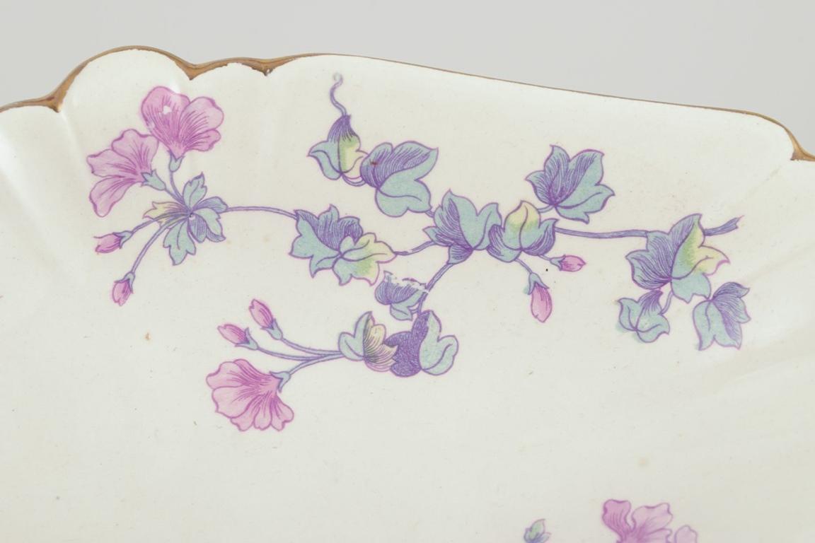 Peint à la main Gustafsberg, Suède. Deux petits bols oblongs en faïence Geranium. en vente