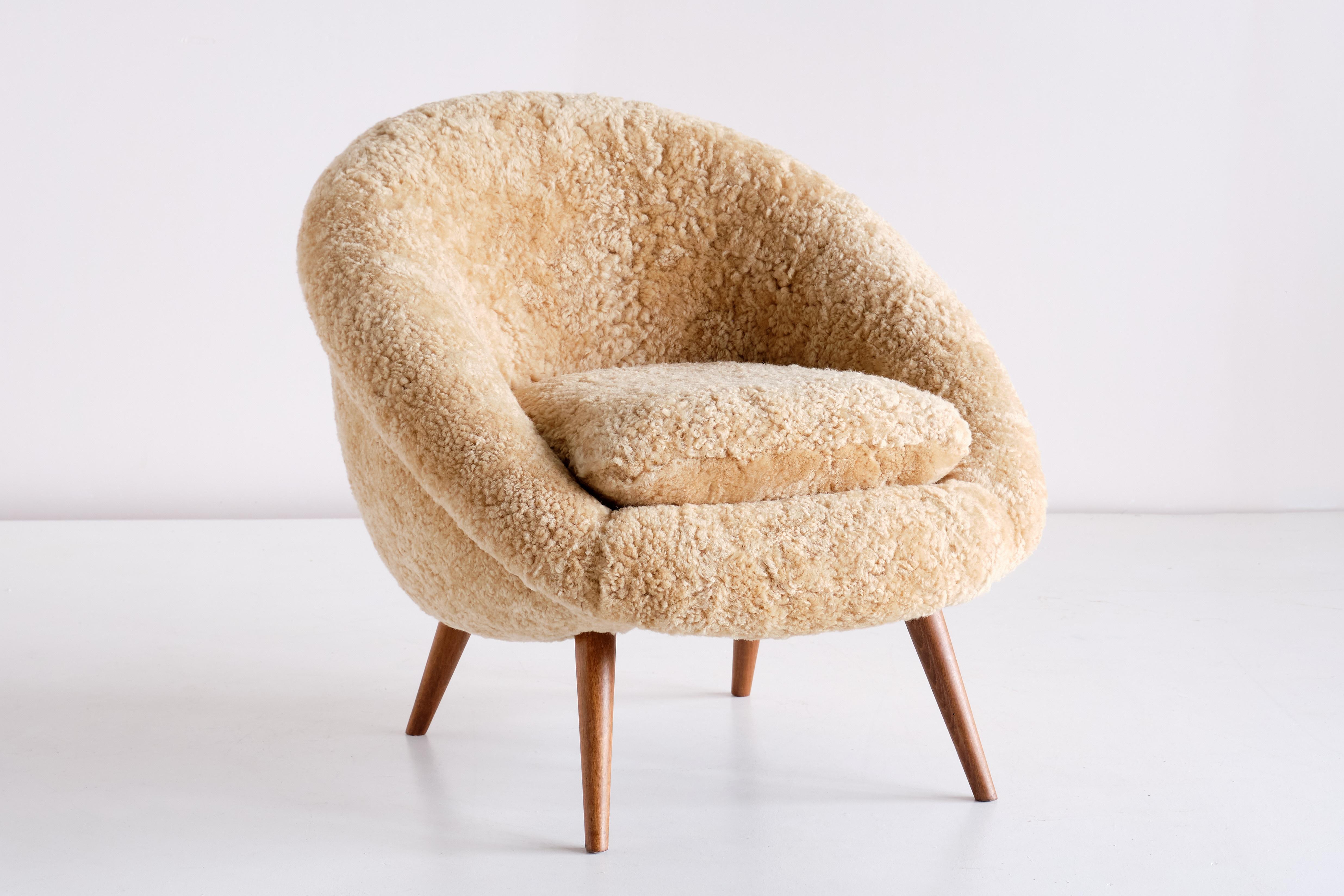 This rare lounge chair was designed by Gustav Bergmann and produced by his company in Lippe, Germany. The organic and round lines of the design give the chair a striking and inviting appearance. The chair has been fully reconditioned and the entire