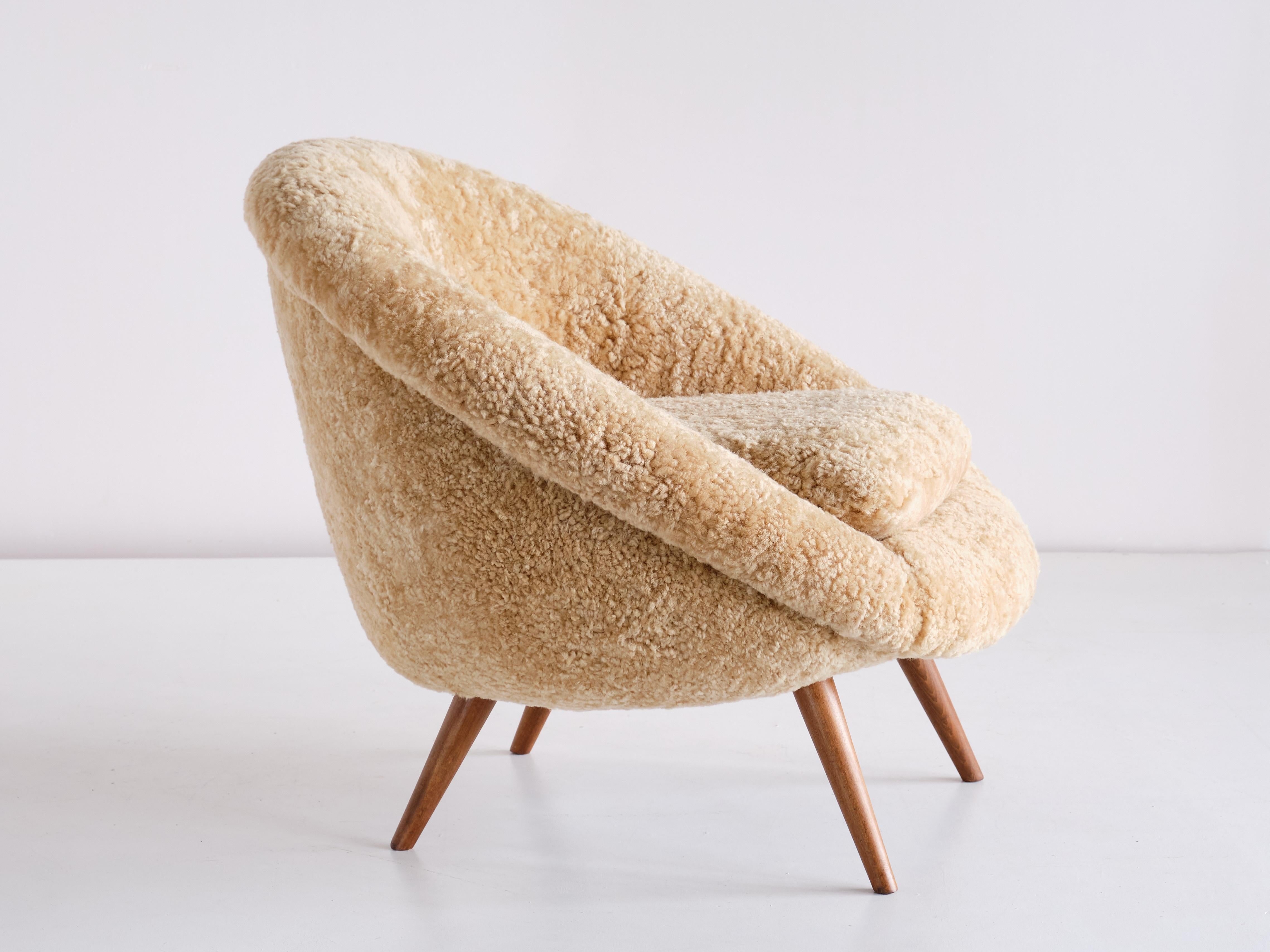 Gustav Bergmann Lounge Chair in Sheepskin and Beech, Germany, 1960 In Excellent Condition In The Hague, NL