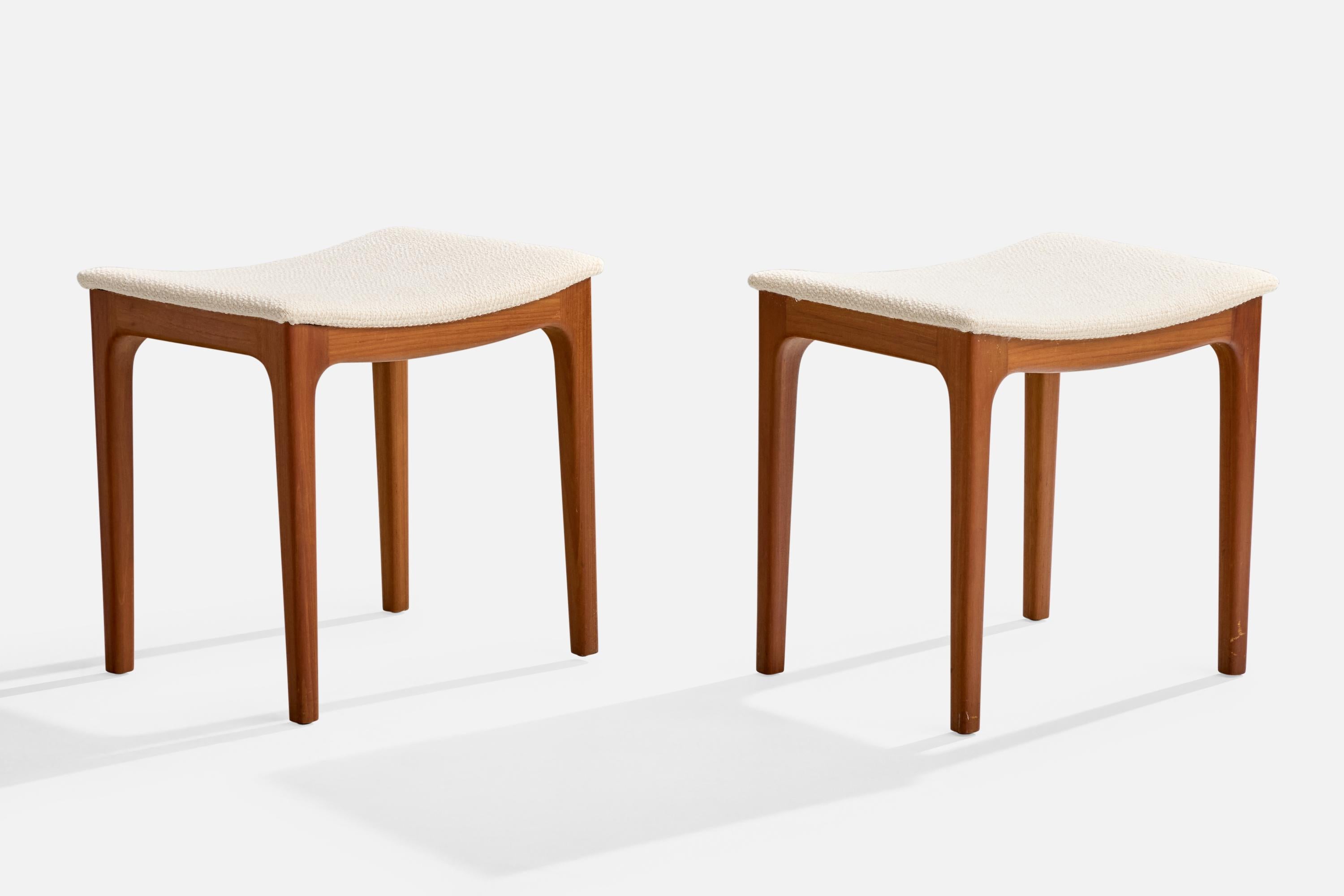 Coppia di sgabelli in teak massiccio e tessuto bianco disegnati e prodotti da Gustav Bertelsen, Helsingør, Danimarca, anni '50.

Dimensioni complessive (pollici): 18.5 