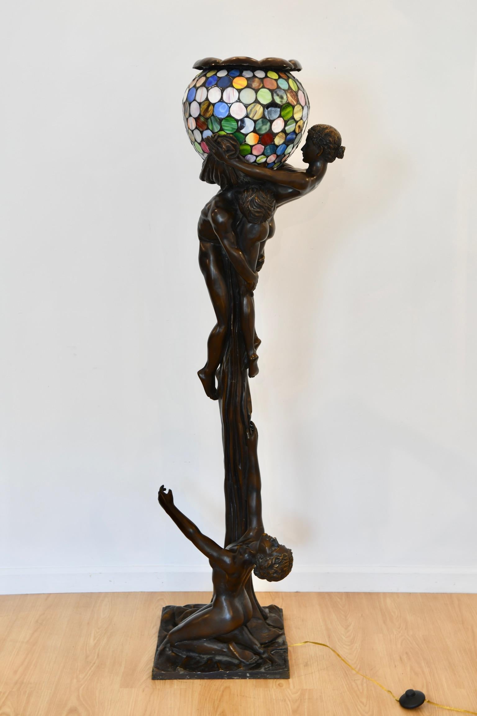Lampe art déco en bronze figurative intitulée 