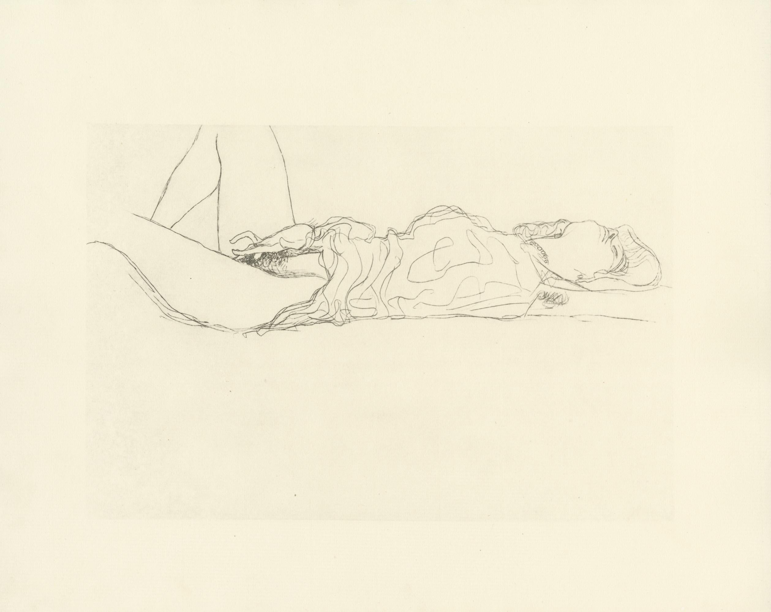 Blatt Nr. 9 aus Gustav Klimts 1907 entstandener Mappe "Dialoge der Kurtisanen", bestehend aus 15 Lichtdrucken auf cremefarbenem Japonpapier. Die Zeichnungen in diesem Folianten gelten als Studien für Klimts bekannte Wasserschlangenbilder. 

Dieser