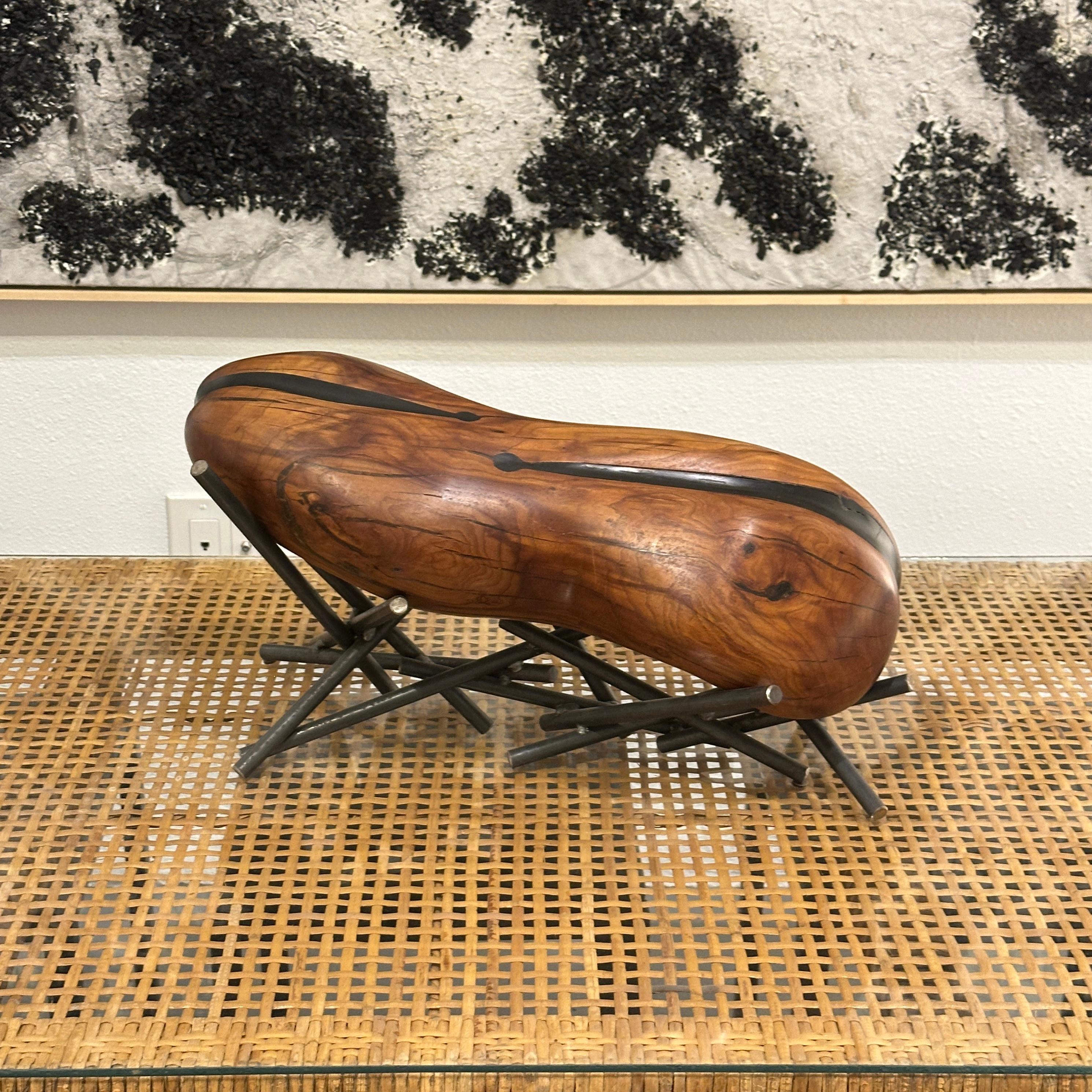 Gustav Kvapil (1914-2015), Scultura in noce nero di Scottsdale su supporto metallico personalizzato, anni '70 ca.

Una straordinaria scultura in legno intagliato in un nuovo supporto in metallo personalizzato. 

Le dimensioni complessive sono 