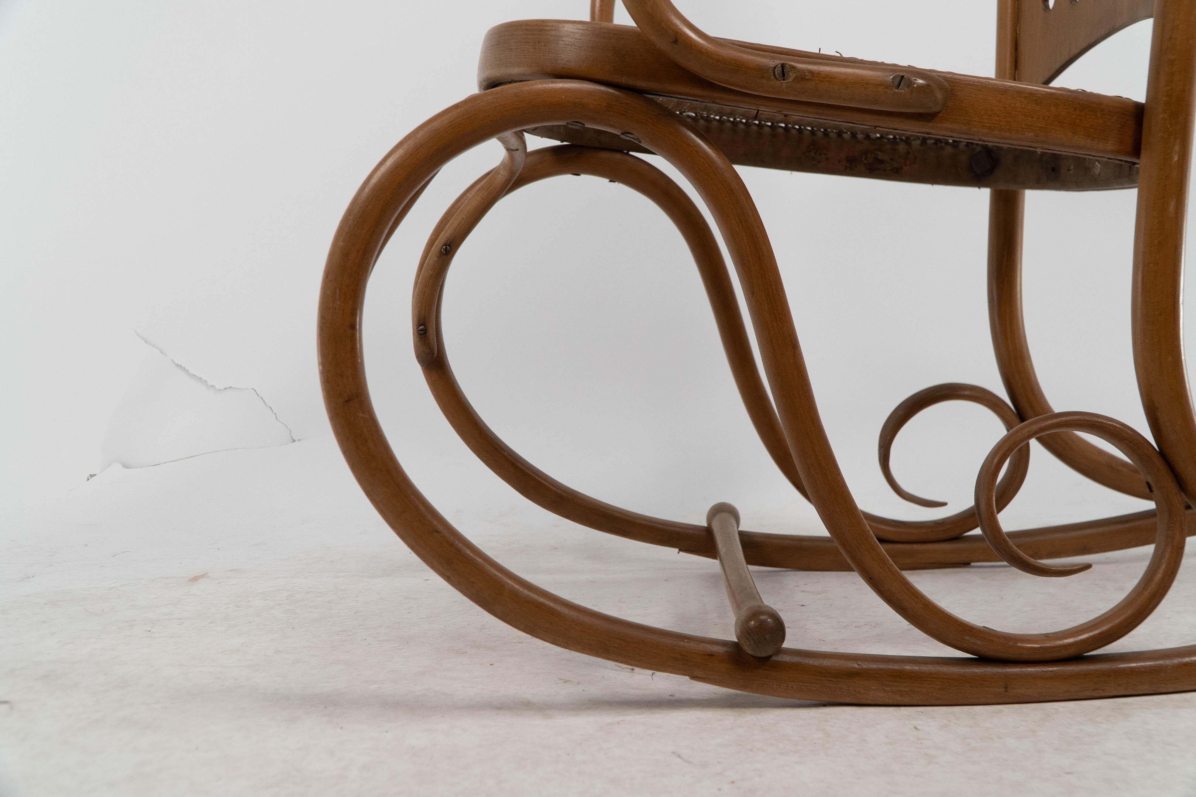 Gustav Siegel Attribuita, realizzata da Thonet, una sedia a dondolo in legno di bengala e canne in vendita 1